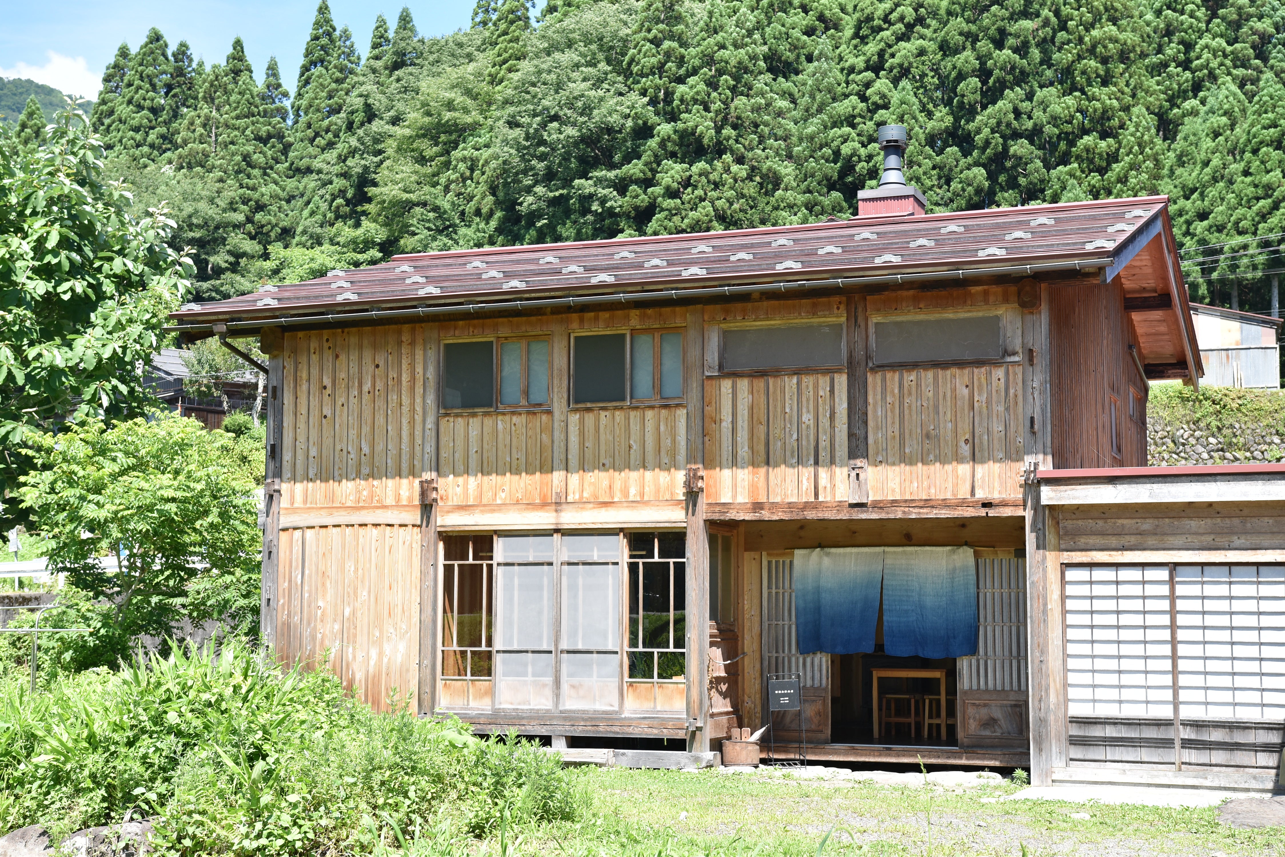 お店の暖簾を藍のグラデーション染めに!