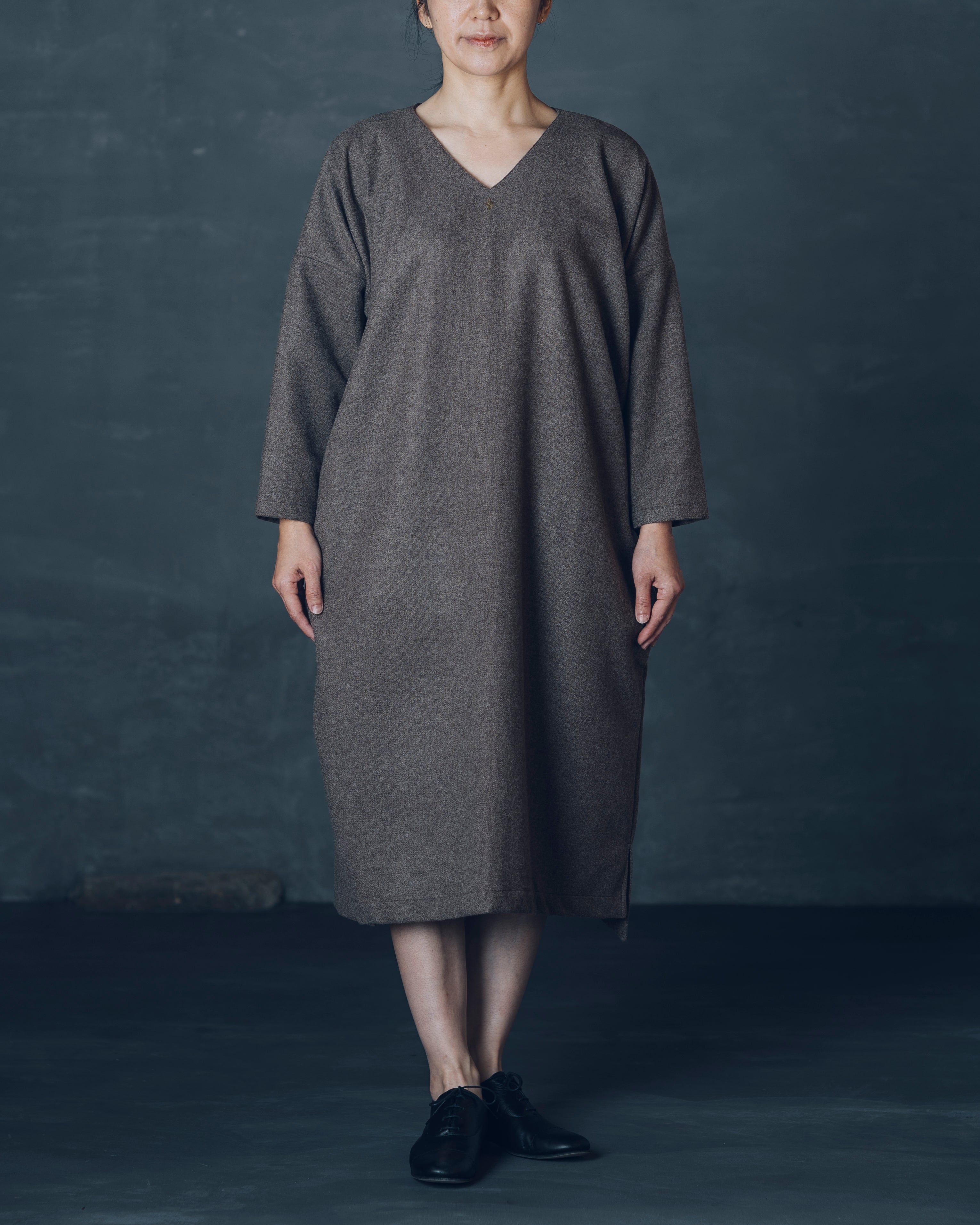 V-Neck Wide One-Piece Dress | Black Merino Wool / Brown