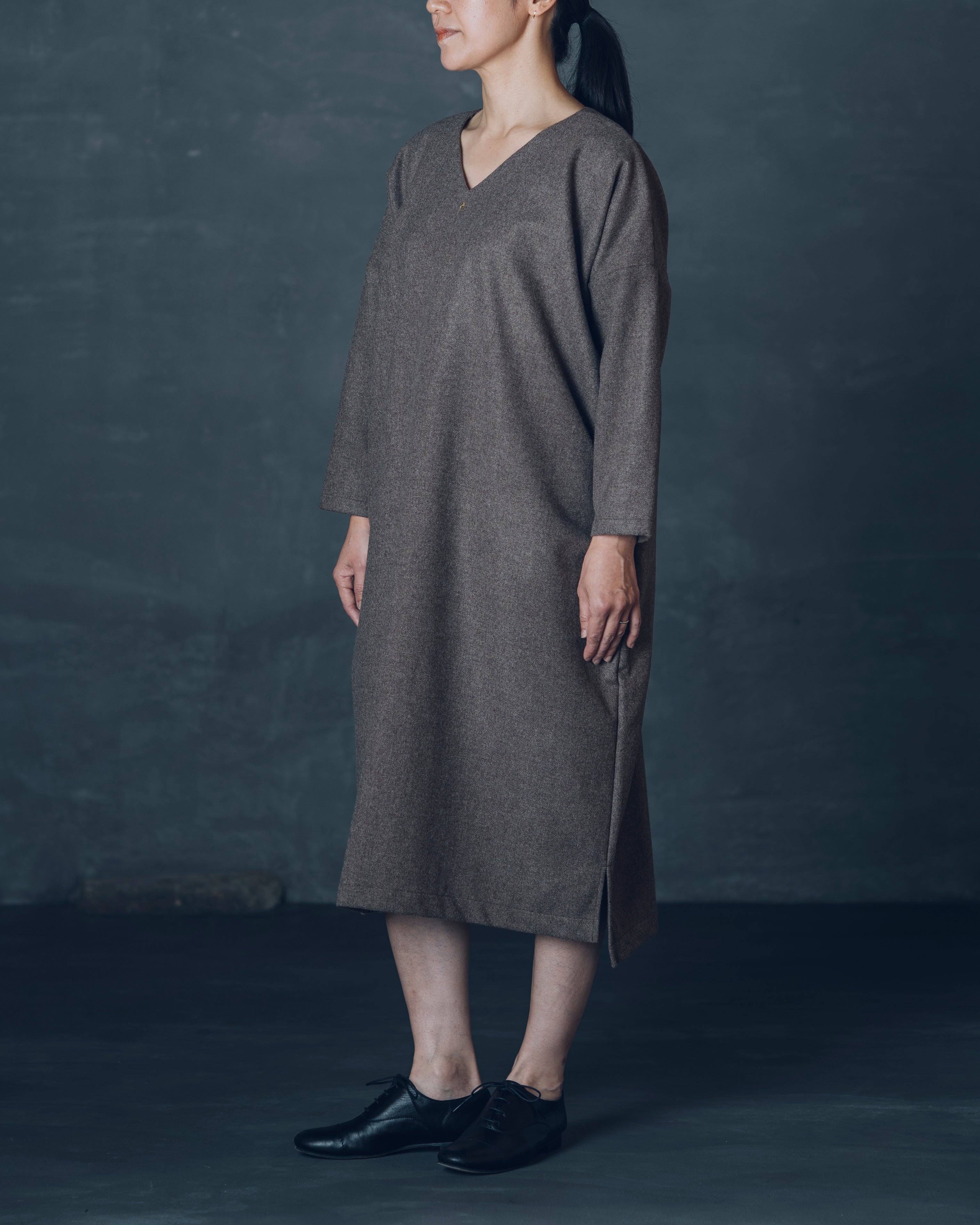 V-Neck Wide One-Piece Dress | Black Merino Wool / Brown