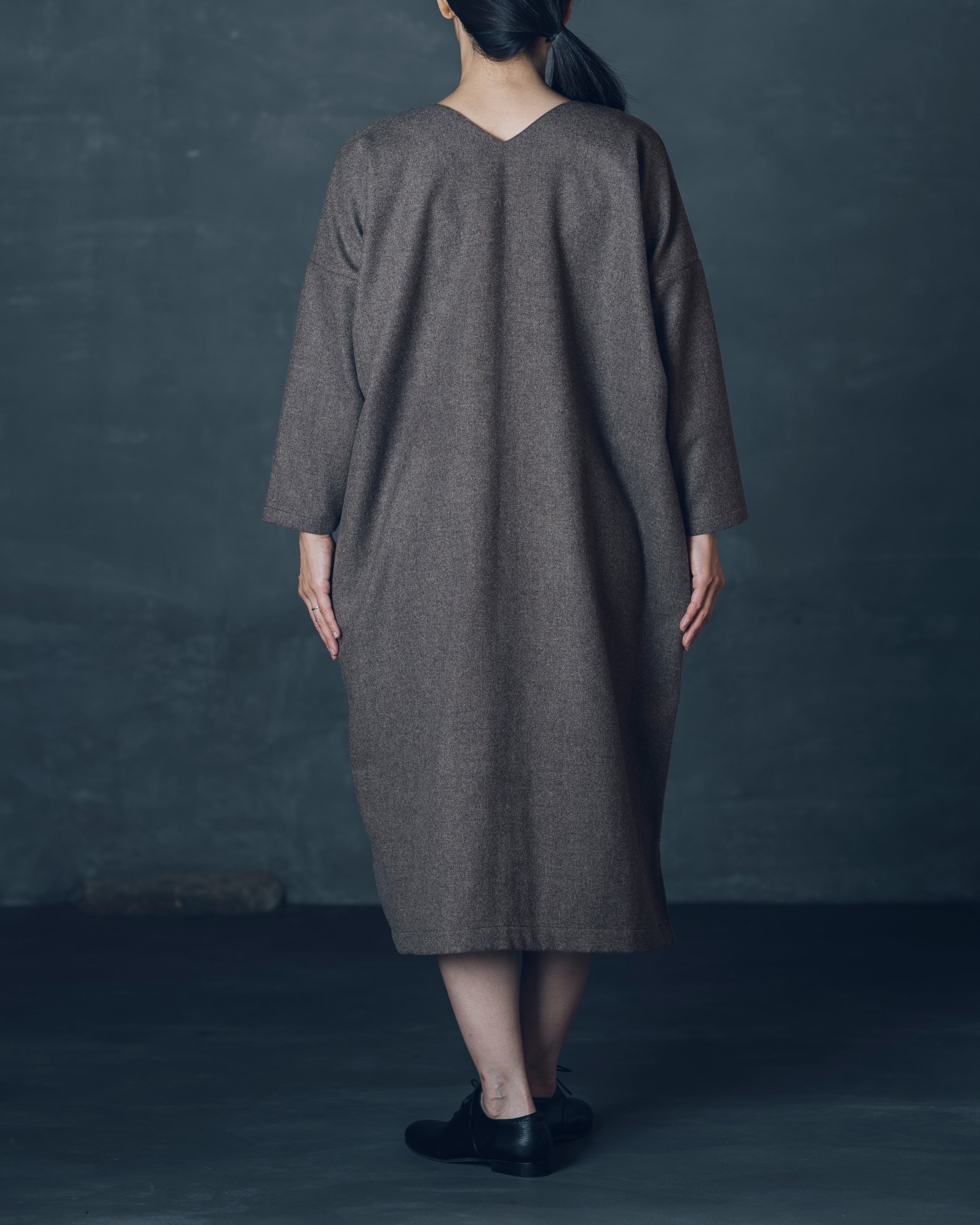 V-Neck Wide One-Piece Dress | Black Merino Wool / Brown