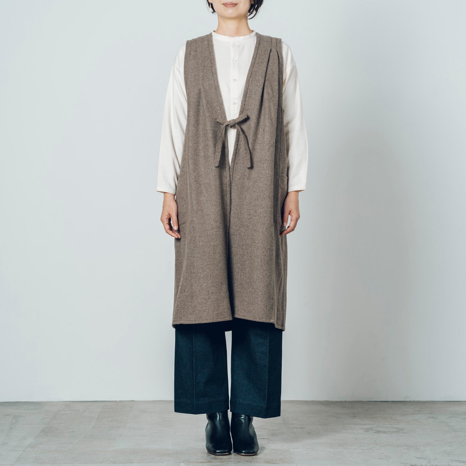 [Sleeveless long] Wool (black merino) / brown