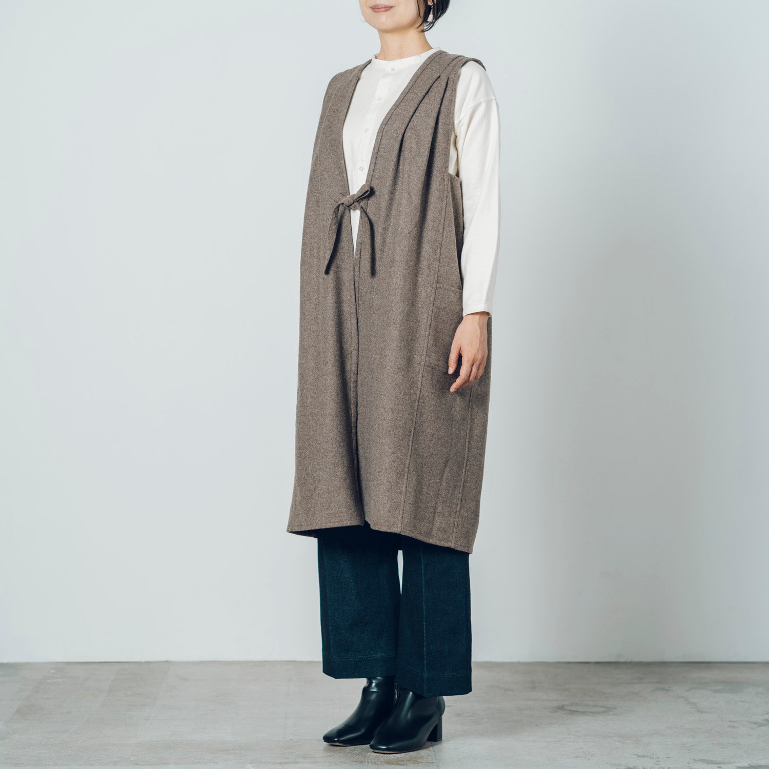 [Sleeveless long] Wool (black merino) / brown