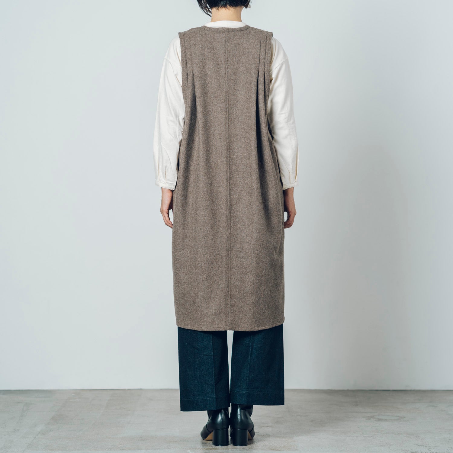 [Sleeveless long] Wool (black merino) / brown