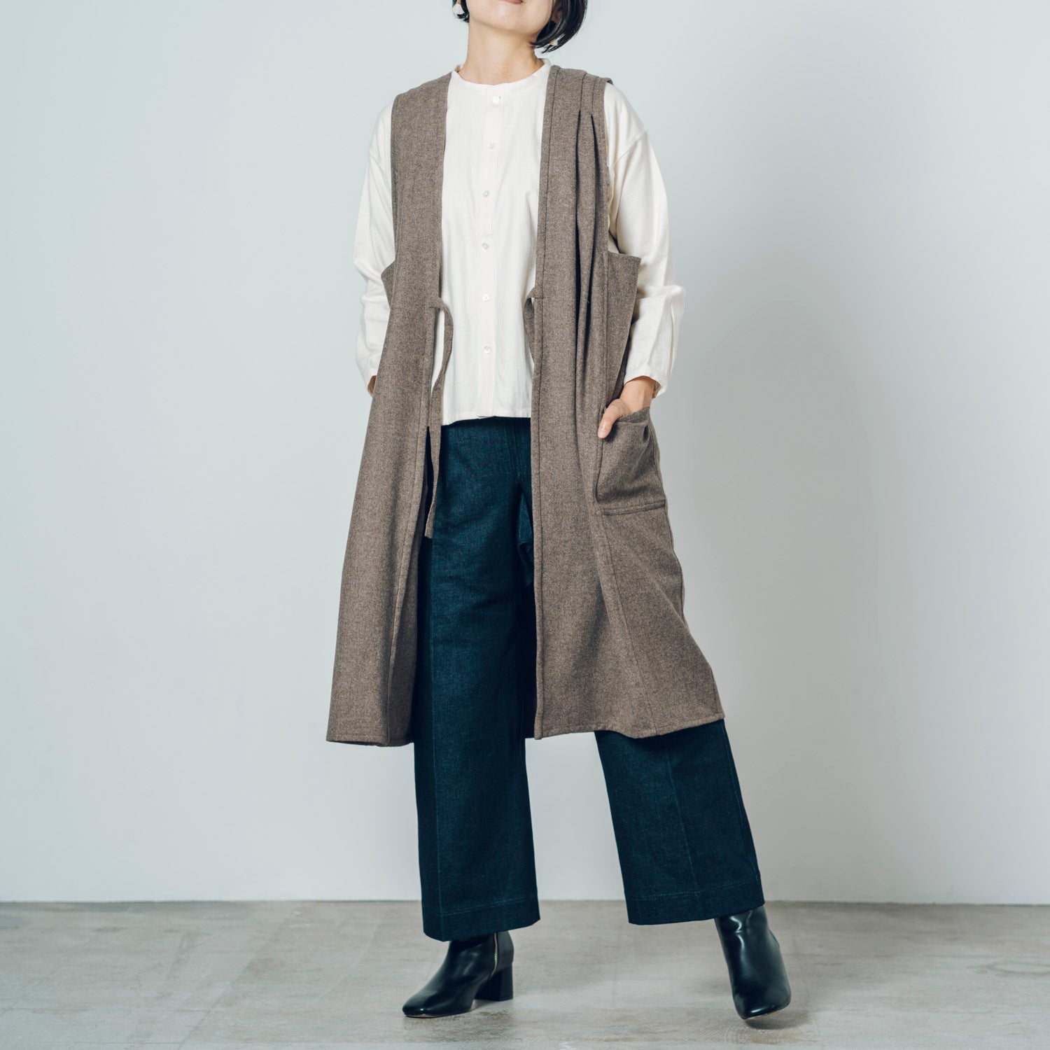 [Sleeveless long] Wool (black merino) / brown