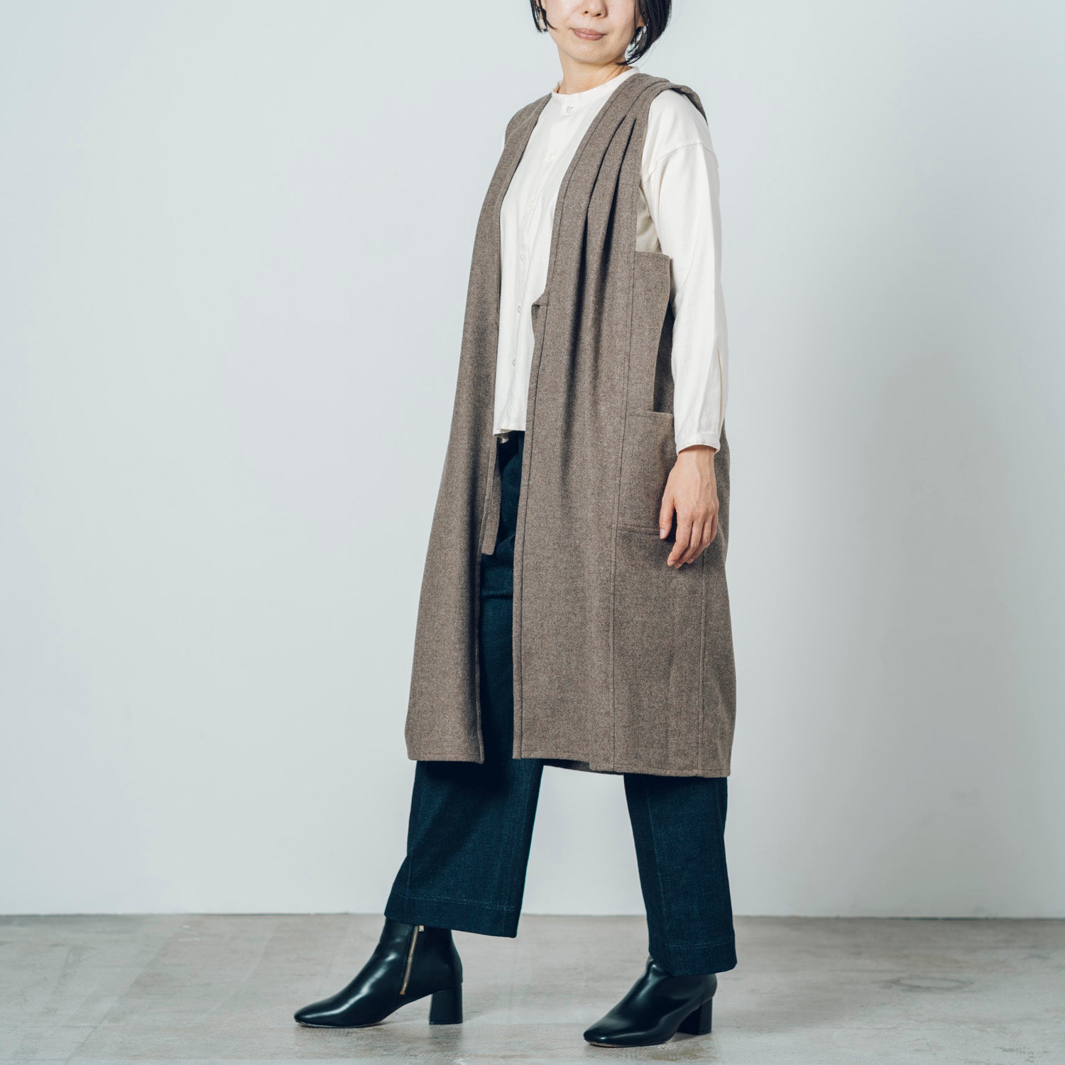 [Sleeveless long] Wool (black merino) / brown