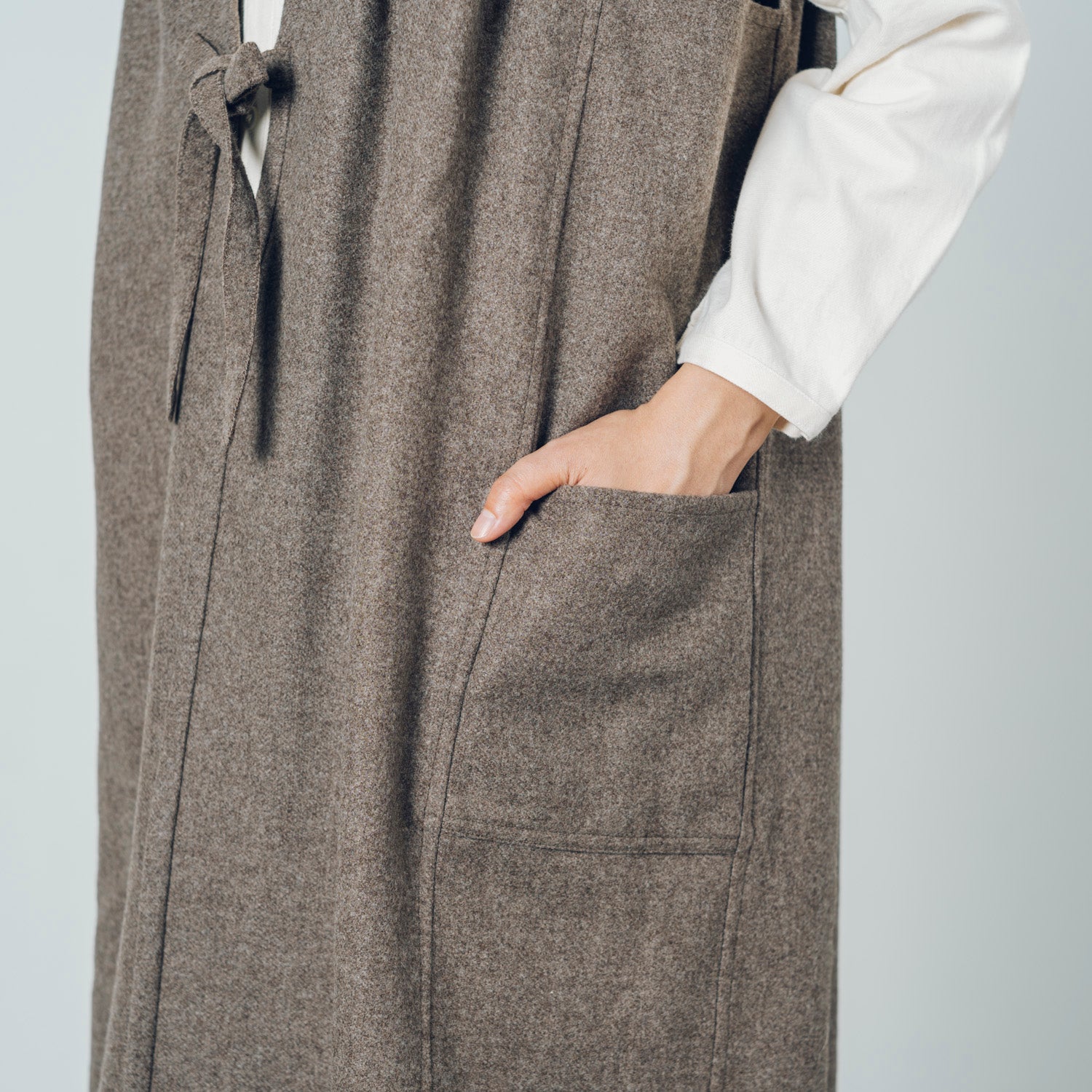 [Sleeveless long] Wool (black merino) / brown