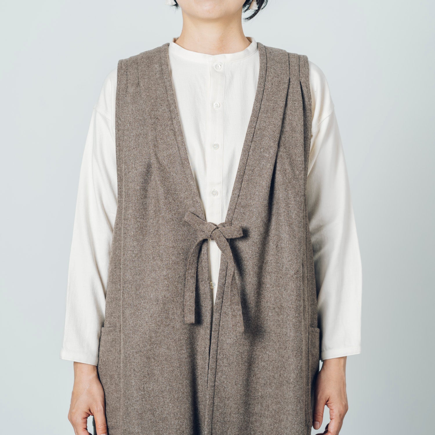 [Sleeveless long] Wool (black merino) / brown