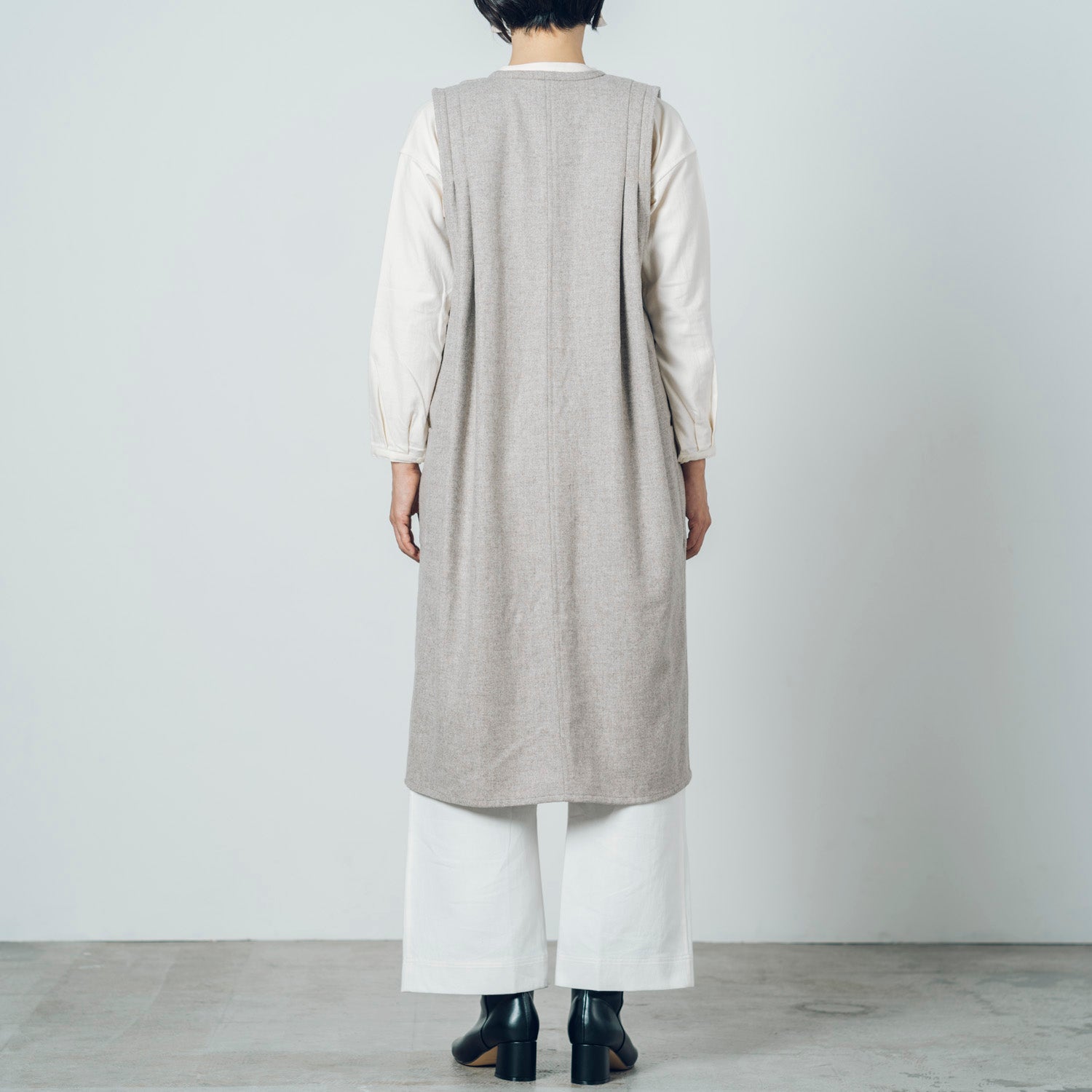 [Sleeveless long] Wool (black merino) / gray