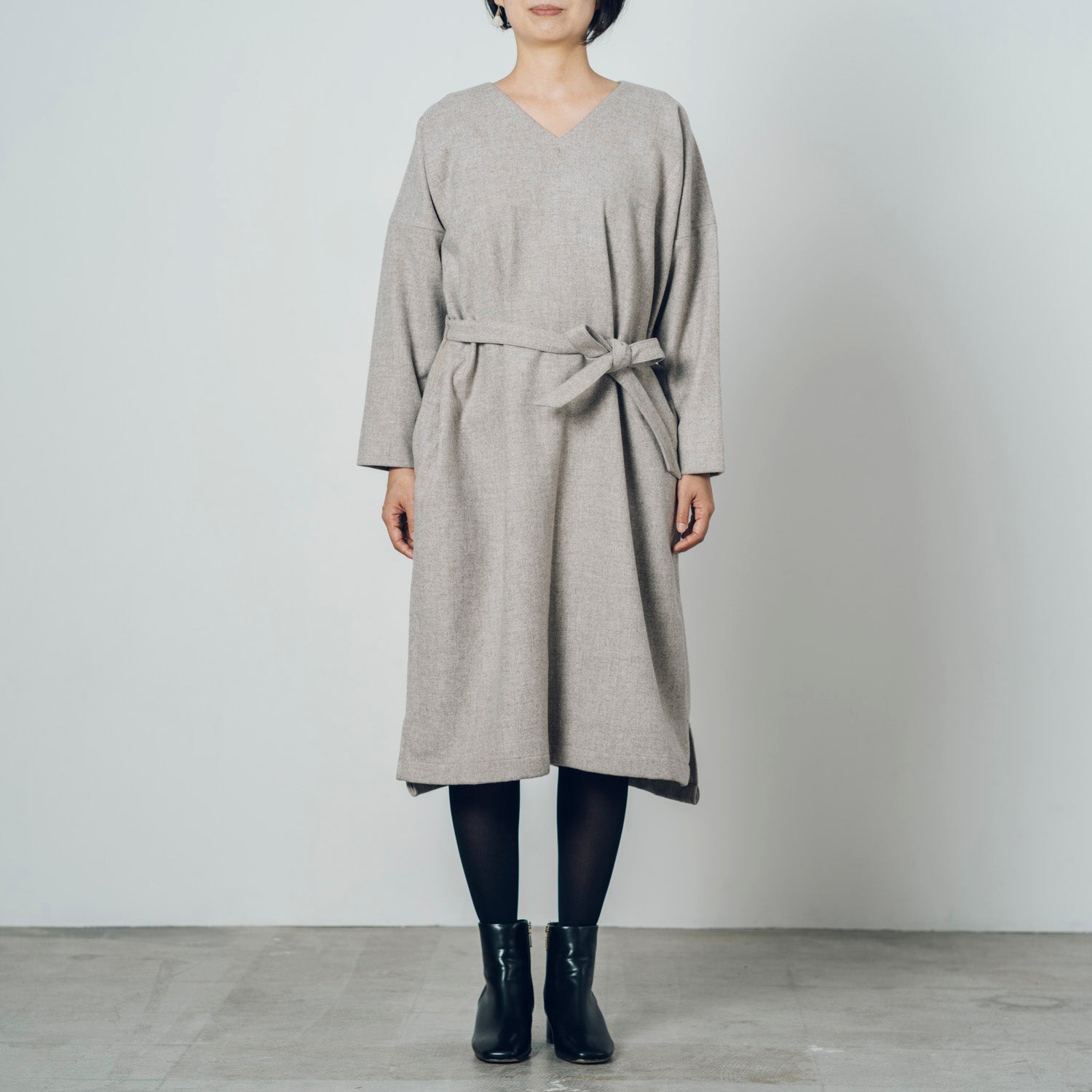 [Dress (V-neck)] Wool (Black Merino)/Gray