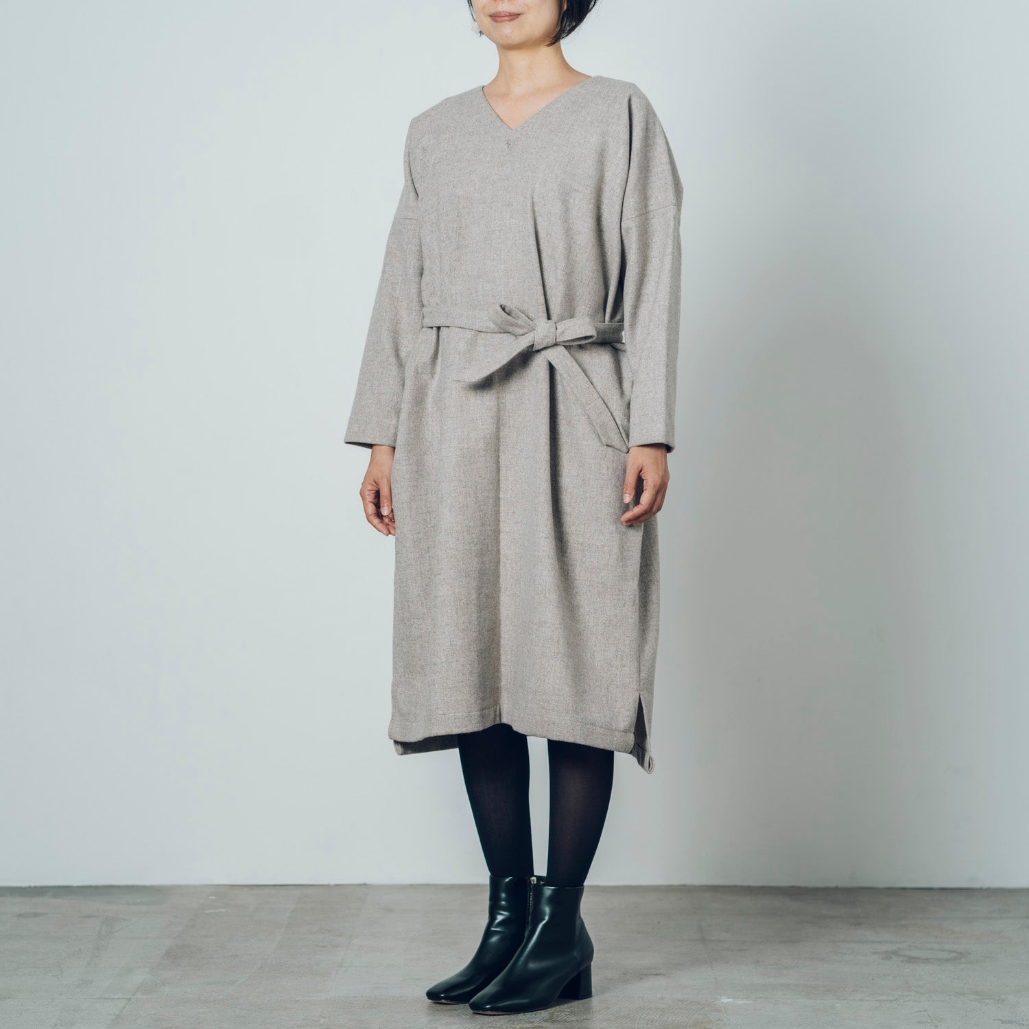 [Dress (V-neck)] Wool (Black Merino)/Gray