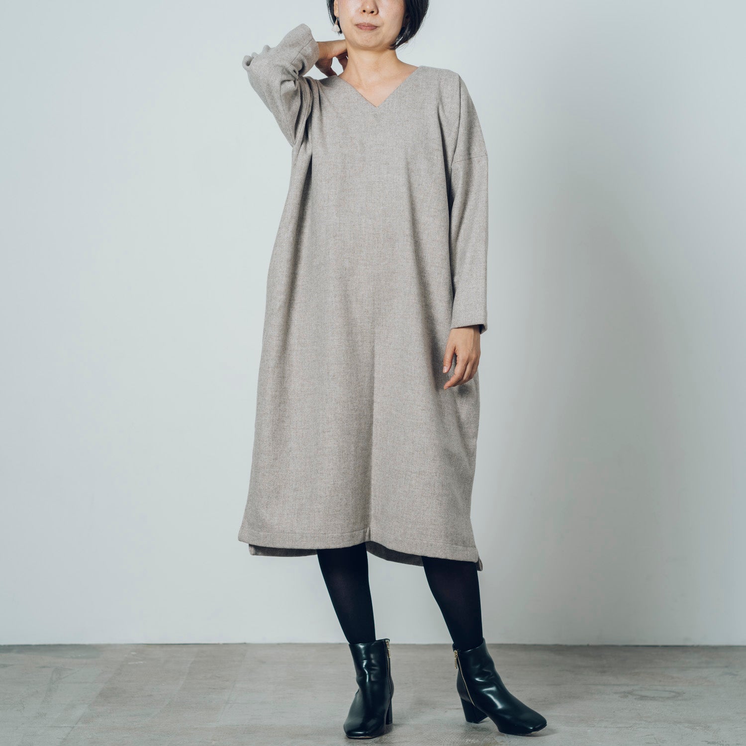 [Dress (V-neck)] Wool (Black Merino)/Gray