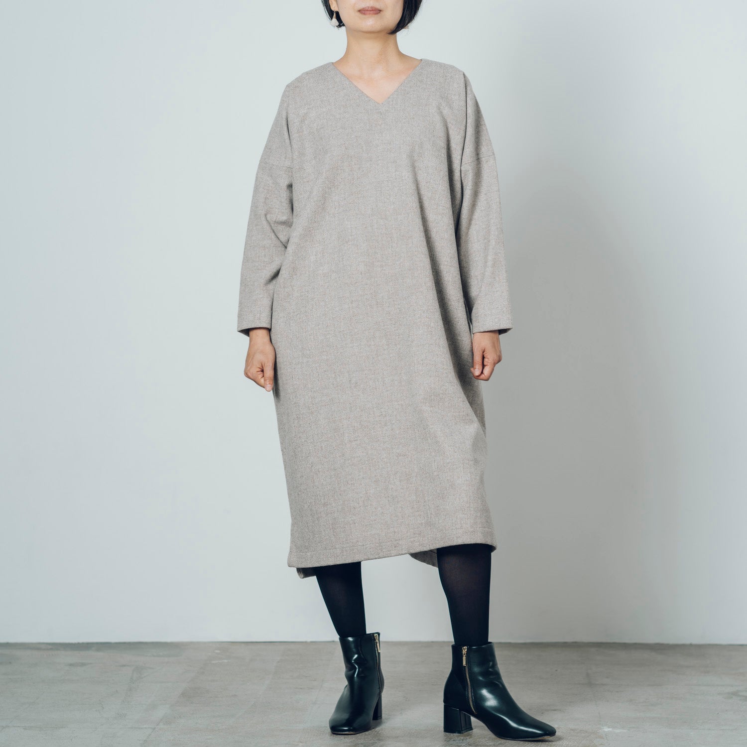 [Dress (V-neck)] Wool (Black Merino)/Gray