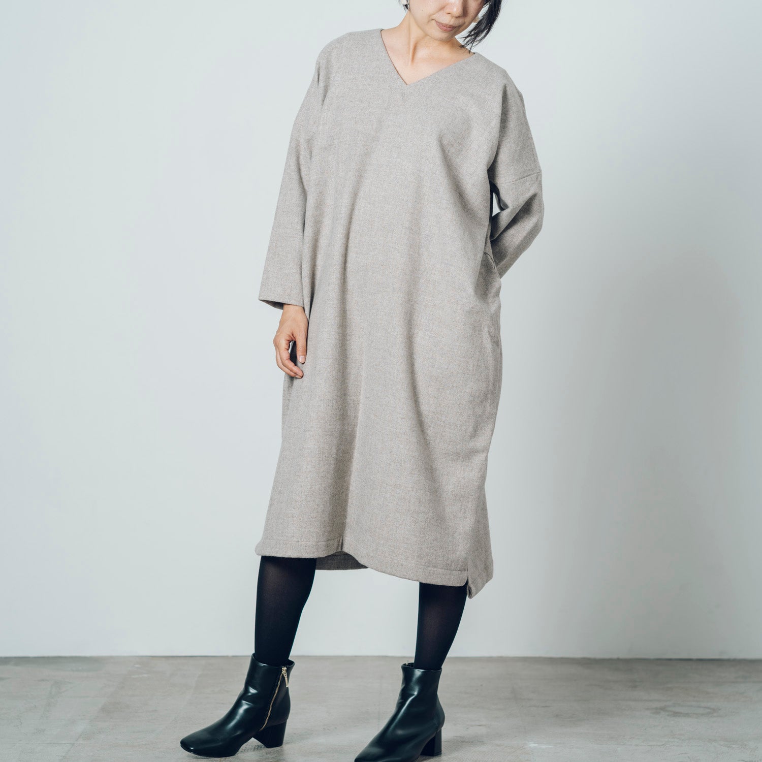 [Dress (V-neck)] Wool (Black Merino)/Gray