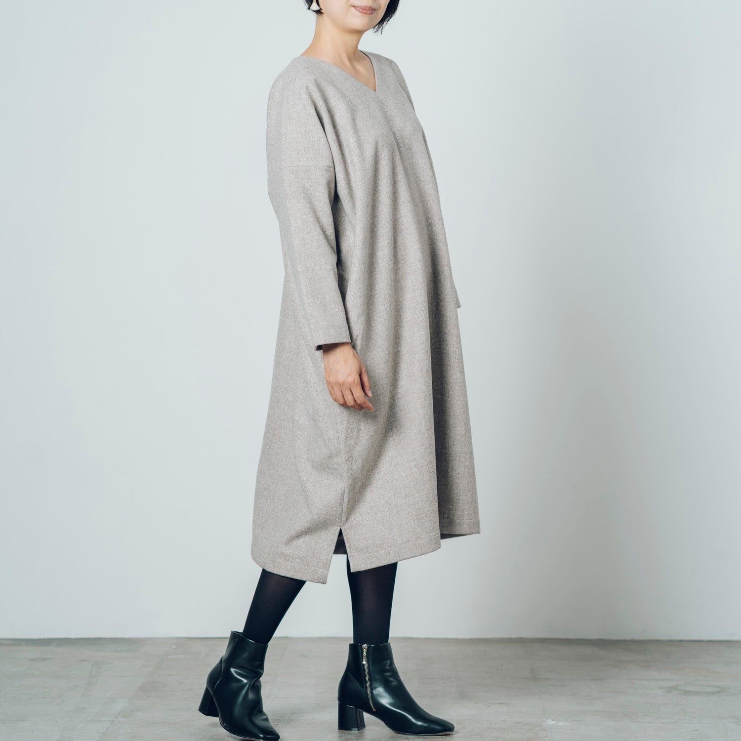 [Dress (V-neck)] Wool (Black Merino)/Gray