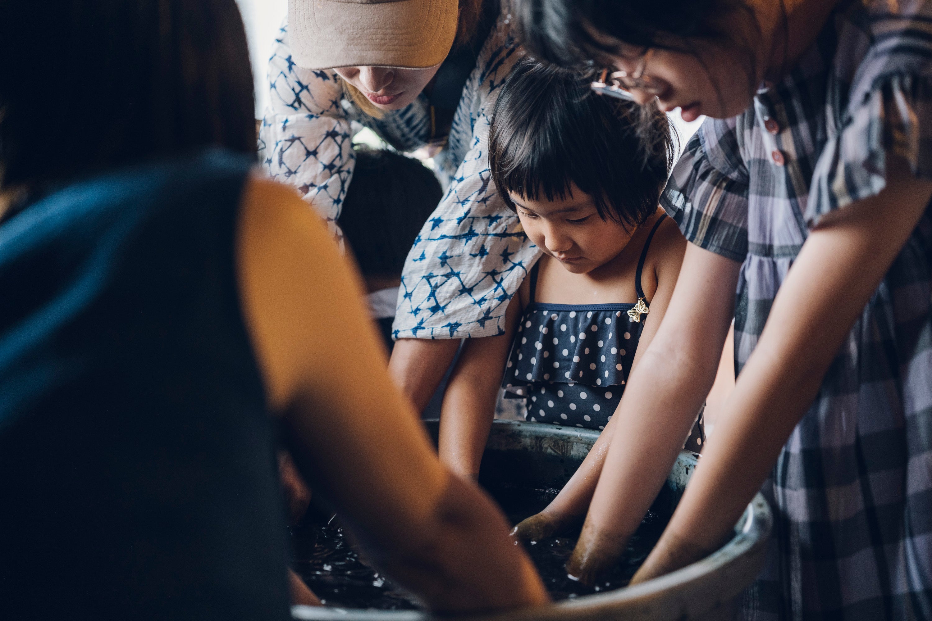 畑から藍染、すくも作りまでを学ぶ「灰汁発酵建ての藍染め講座」（連続講座5-10月まで月1回）