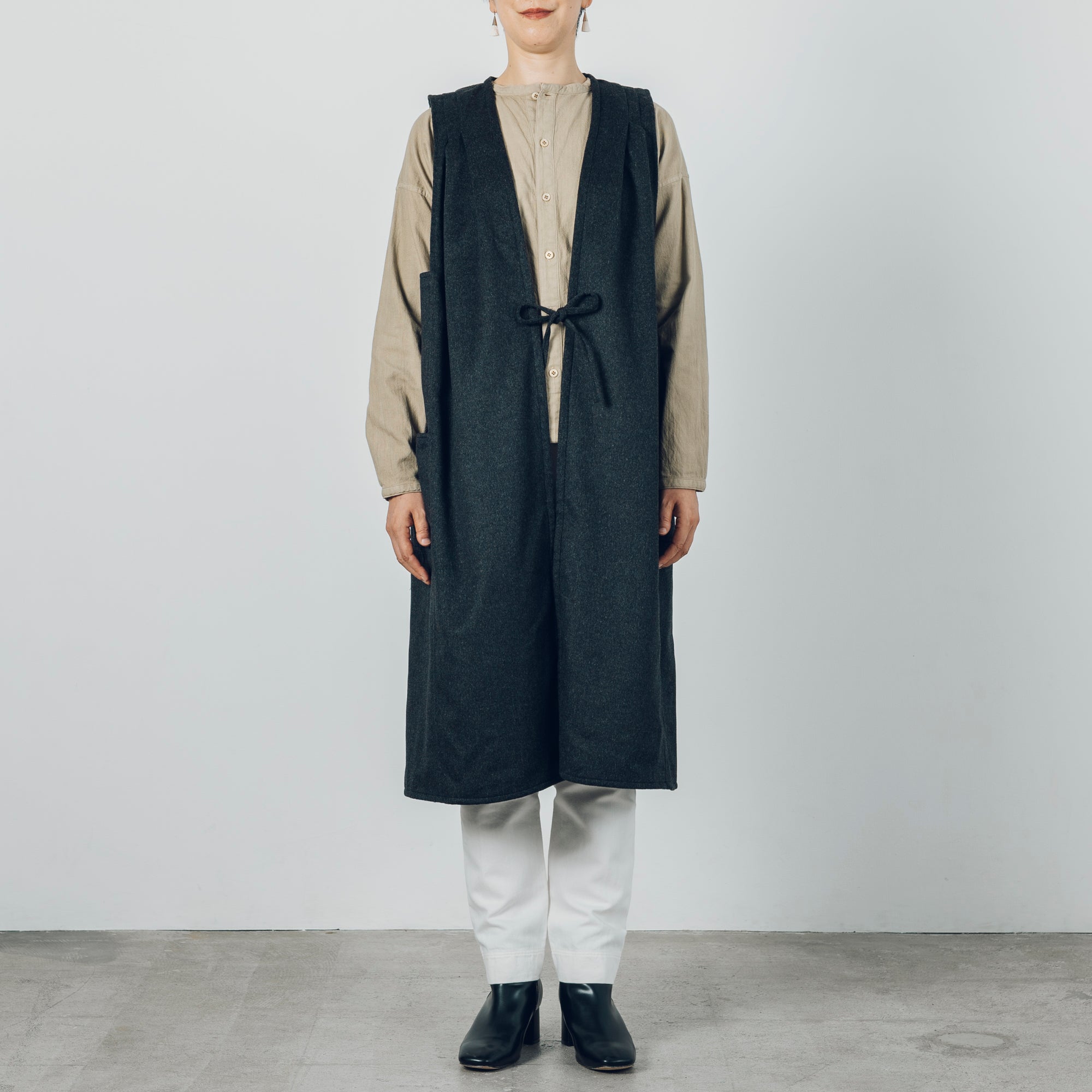 [Sleeveless long] Wool (black merino) / brown