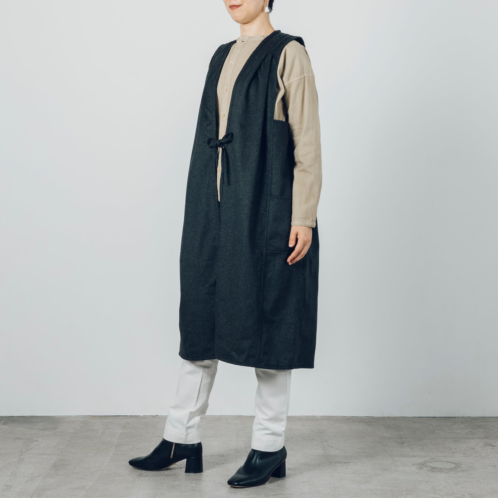 [Sleeveless long] Wool (black merino) / brown