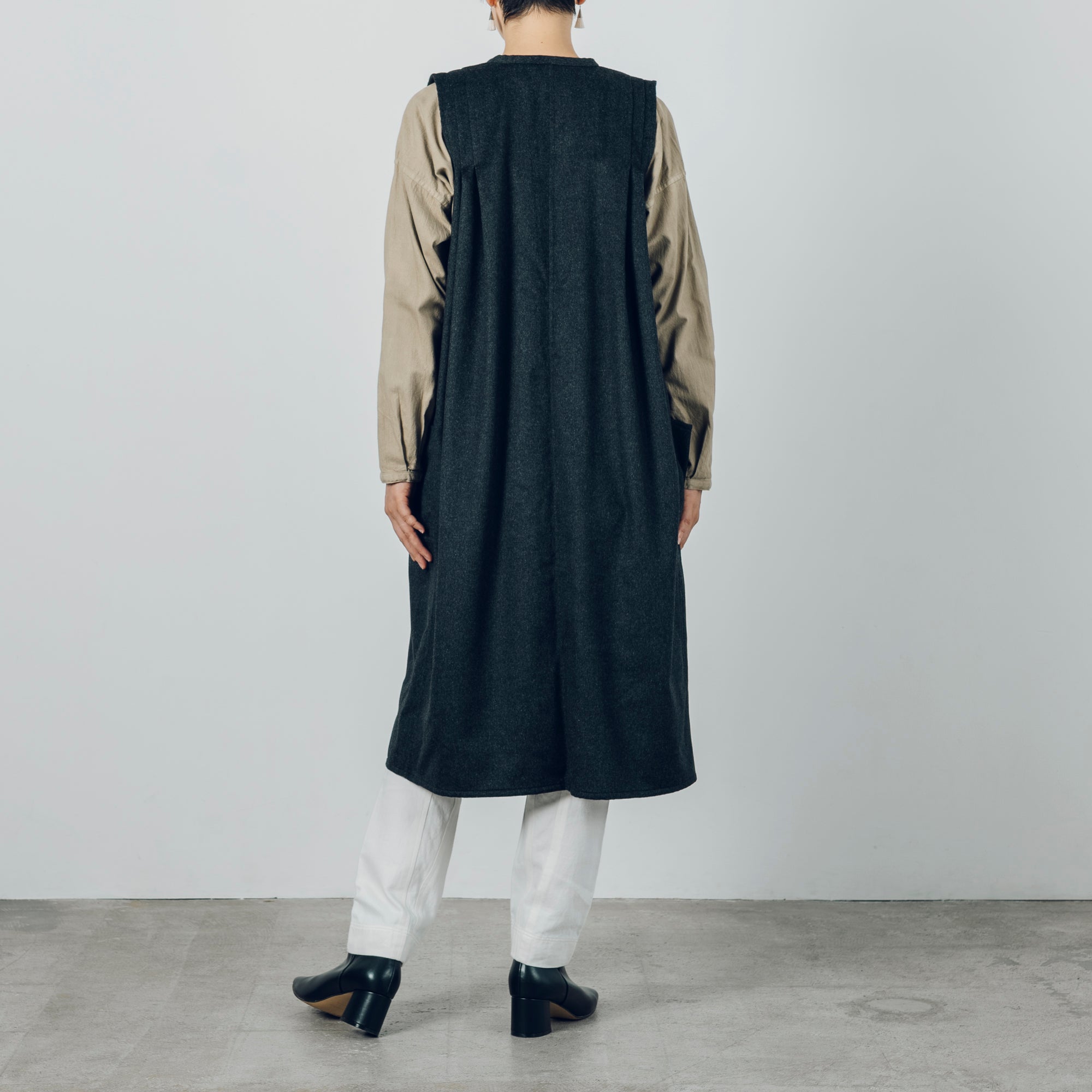 [Sleeveless long] Wool (black merino) / brown