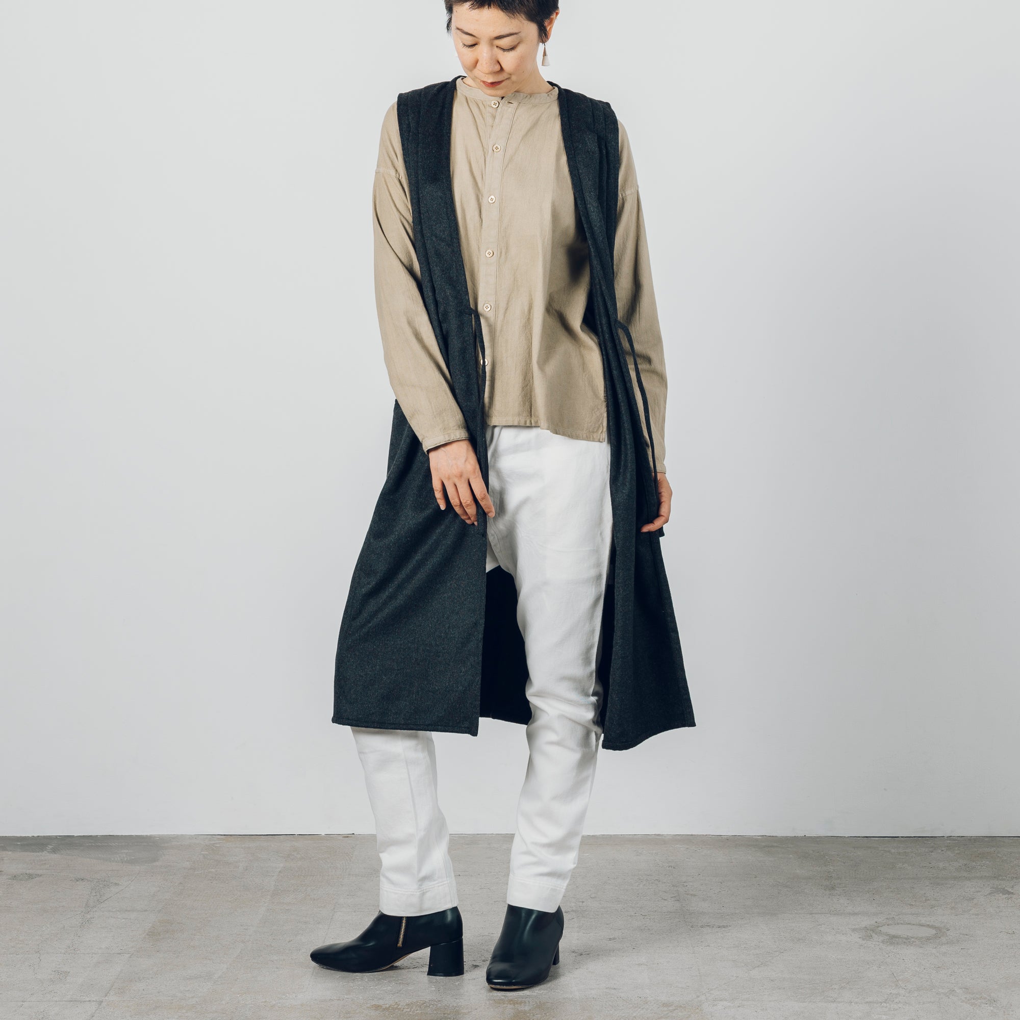 [Sleeveless long] Wool (black merino) / brown