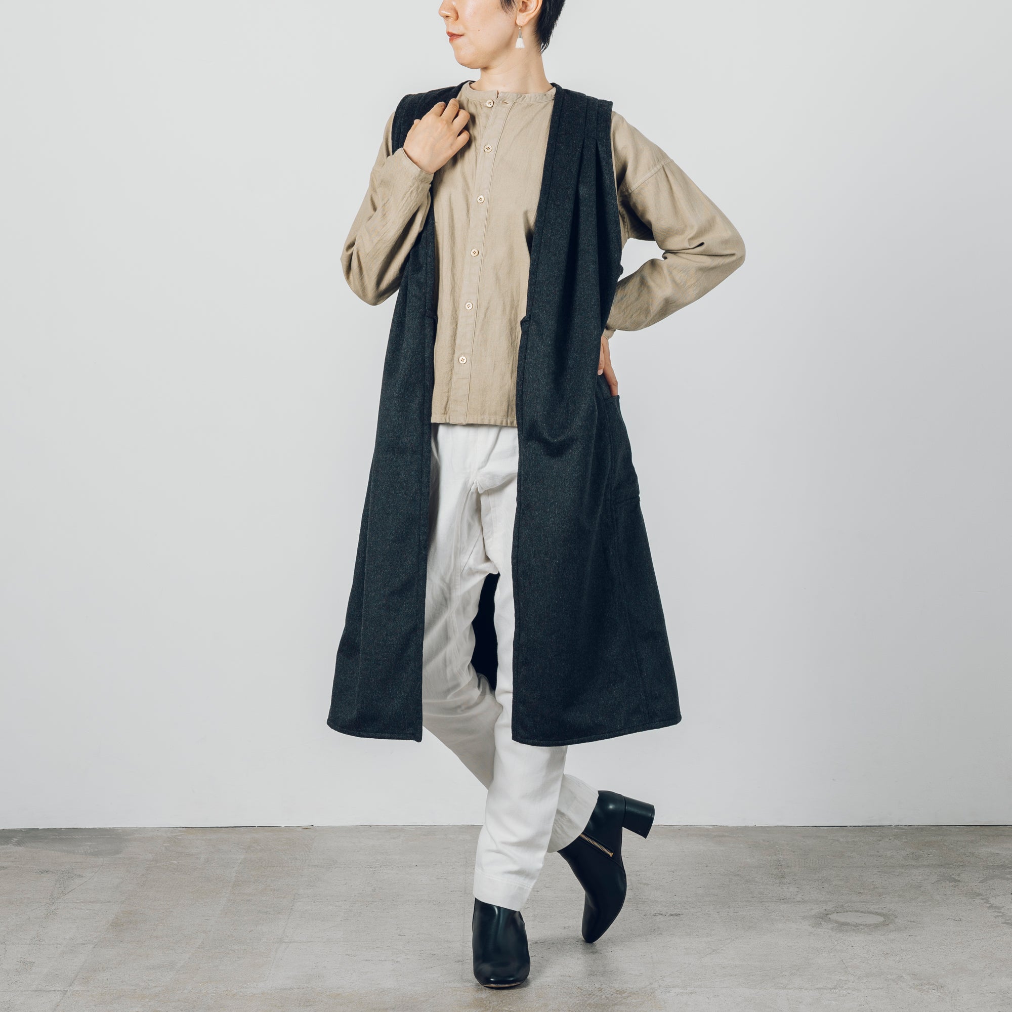 [Sleeveless long] Wool (black merino) / brown