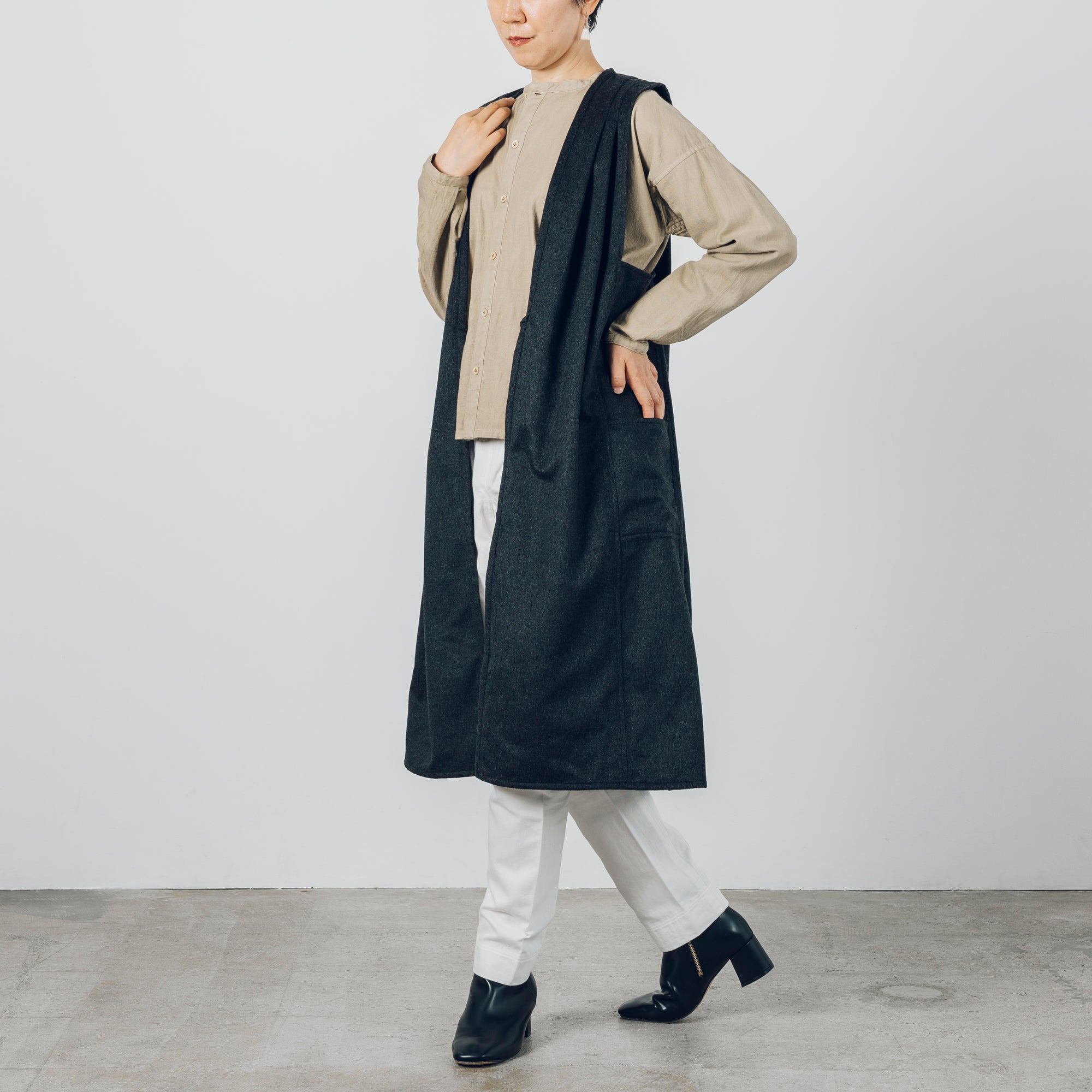 [Sleeveless long] Wool (black merino) / brown