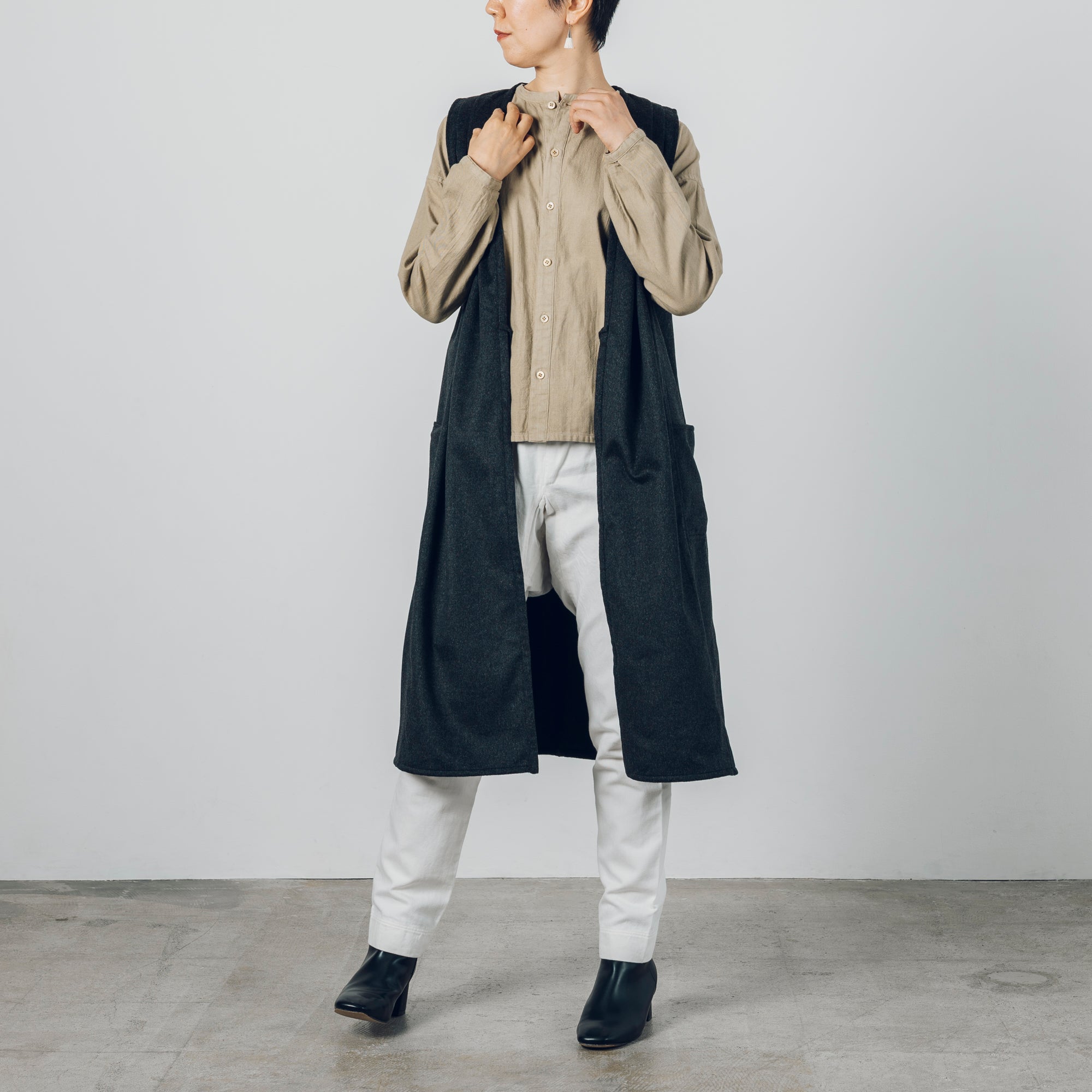 [Sleeveless long] Wool (black merino) / brown