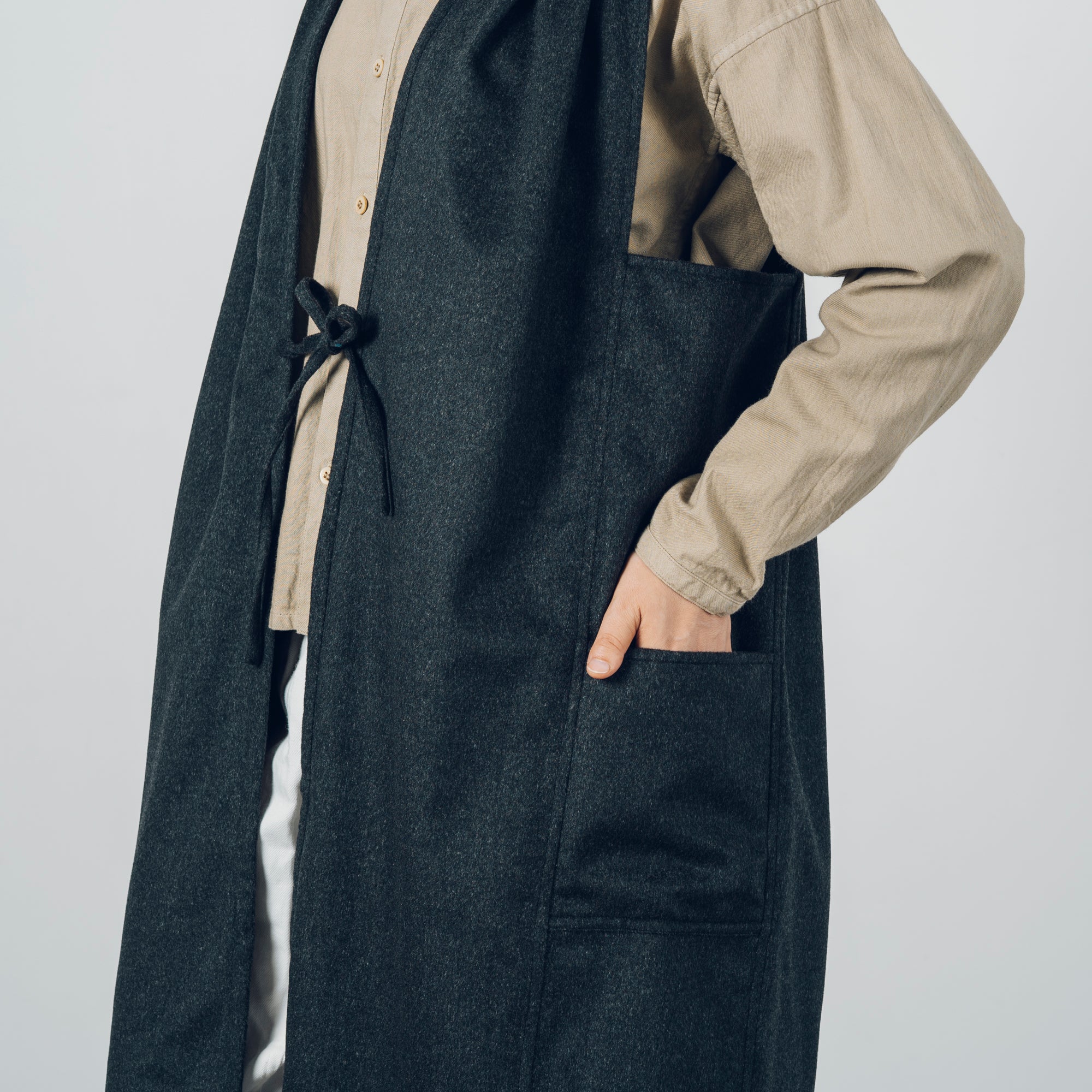 [Sleeveless long] Wool (black merino) / brown