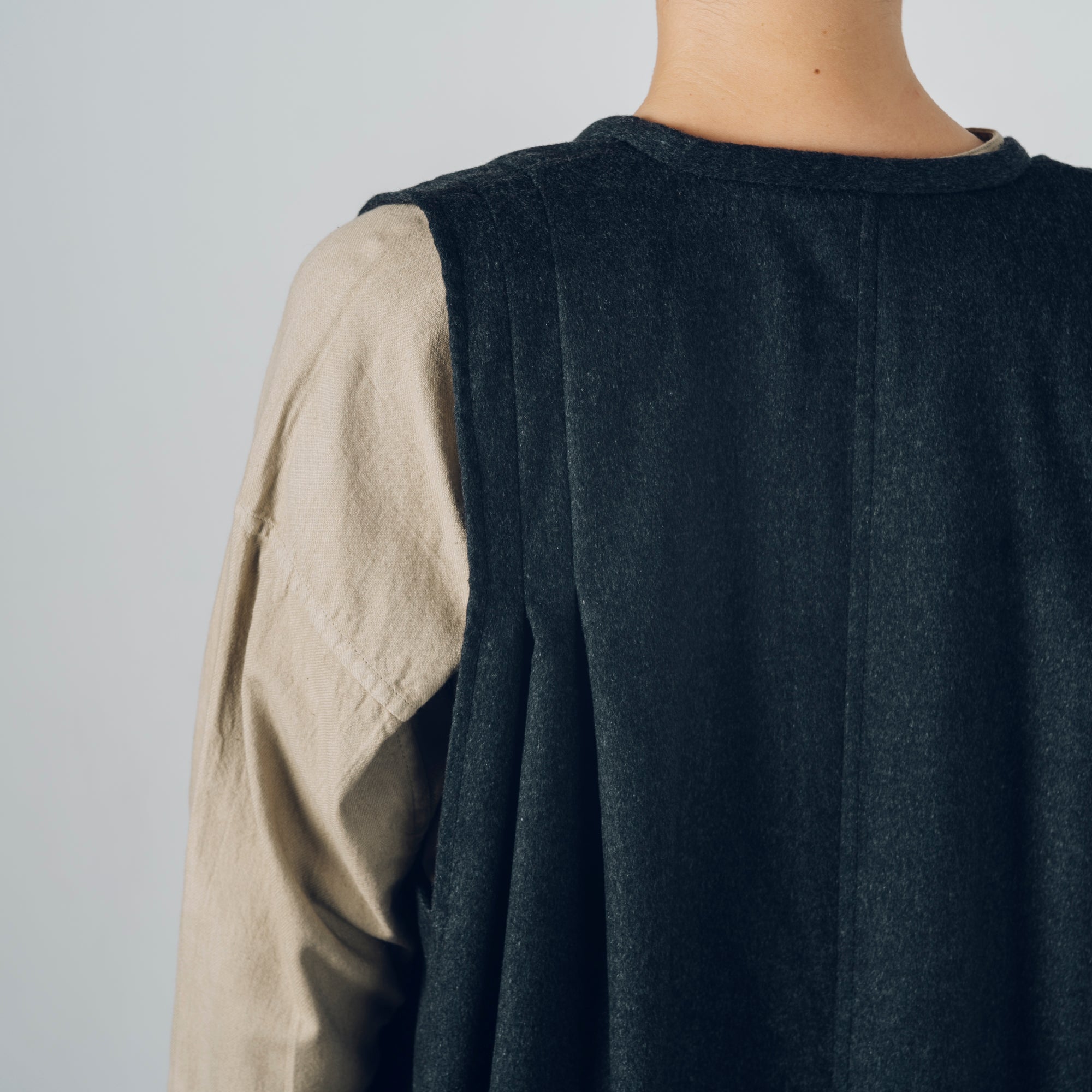 [Sleeveless long] Wool (black merino) / brown