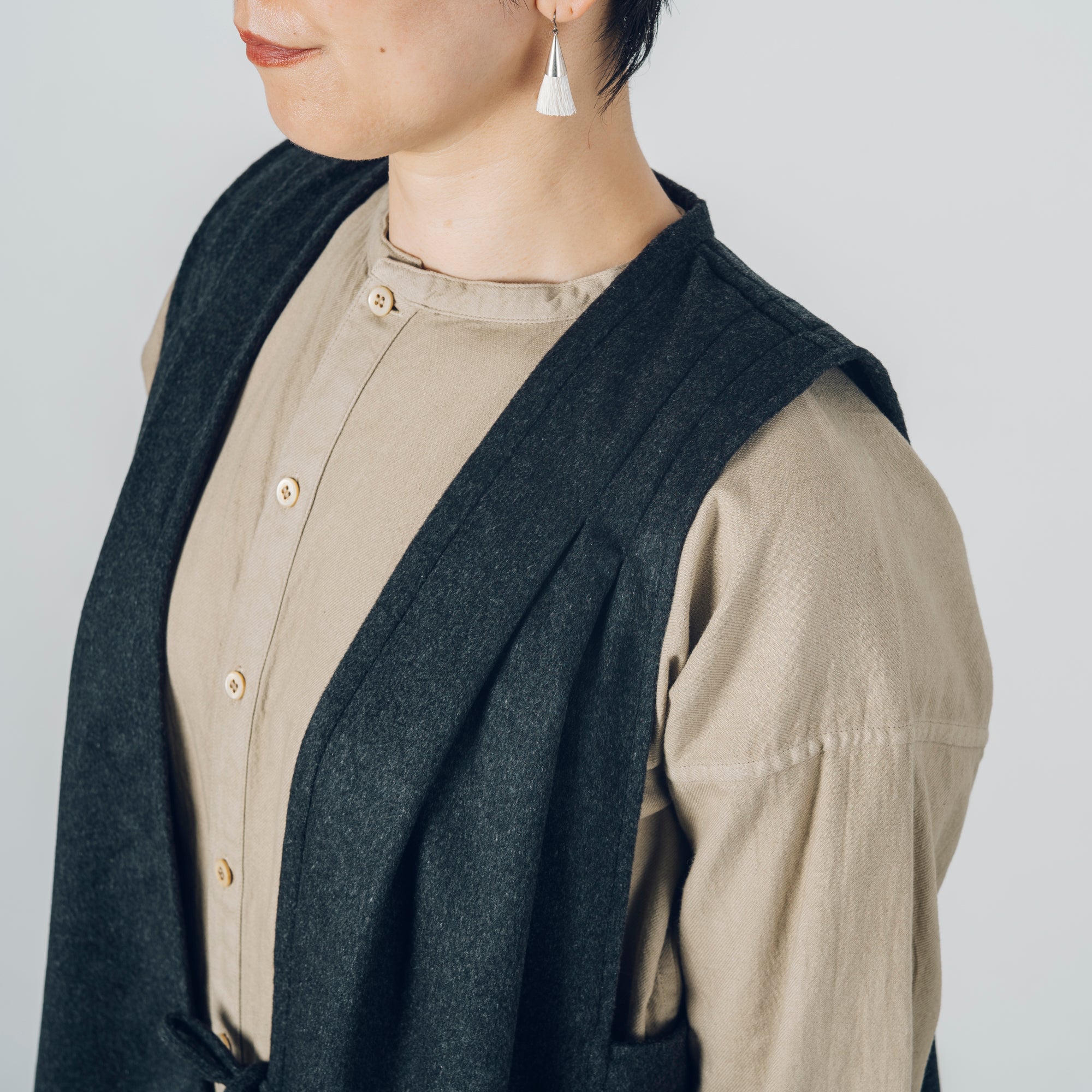 [Sleeveless long] Wool (black merino) / brown