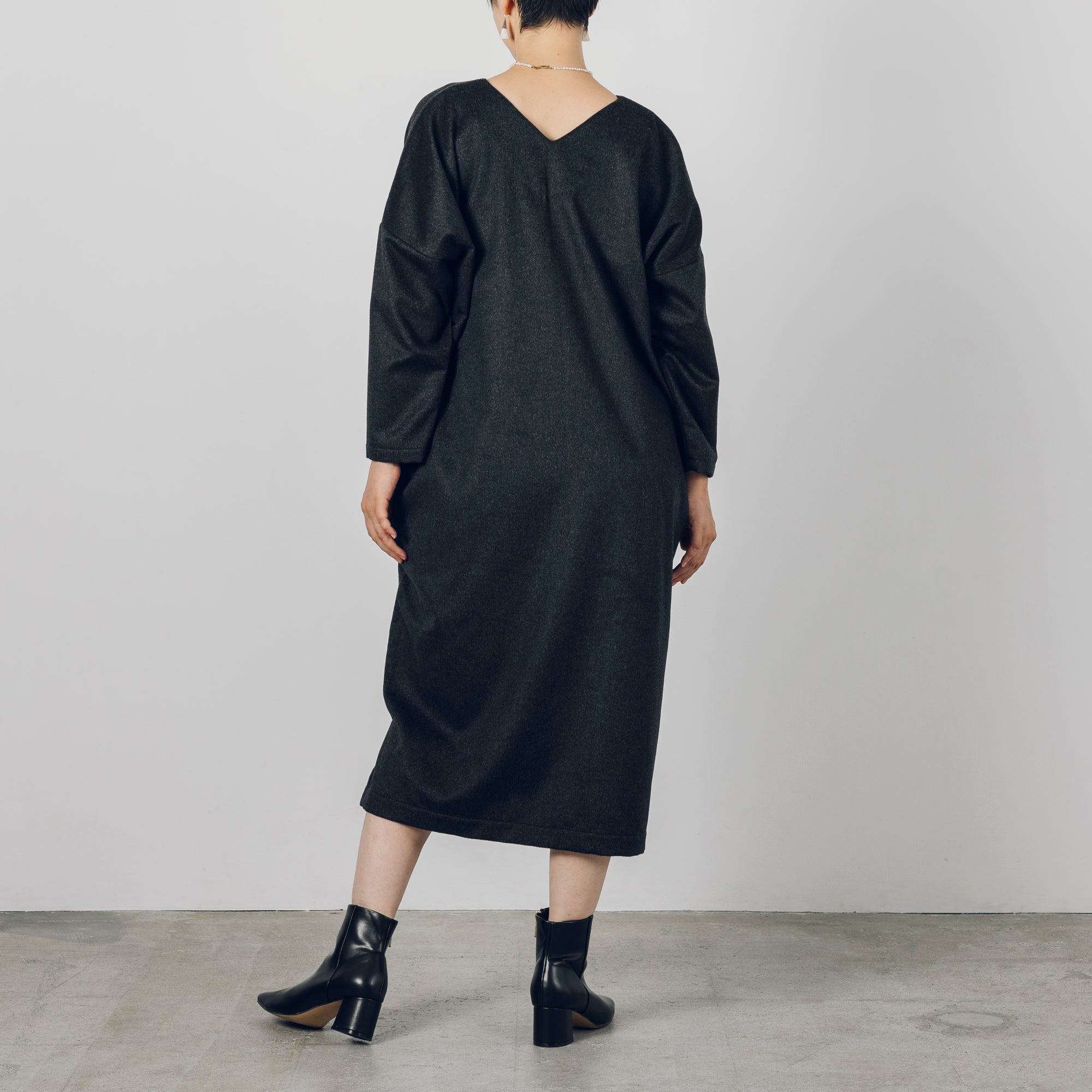 ［Vネックワイドワンピース］レスキューウールカシミヤ / チャコール
