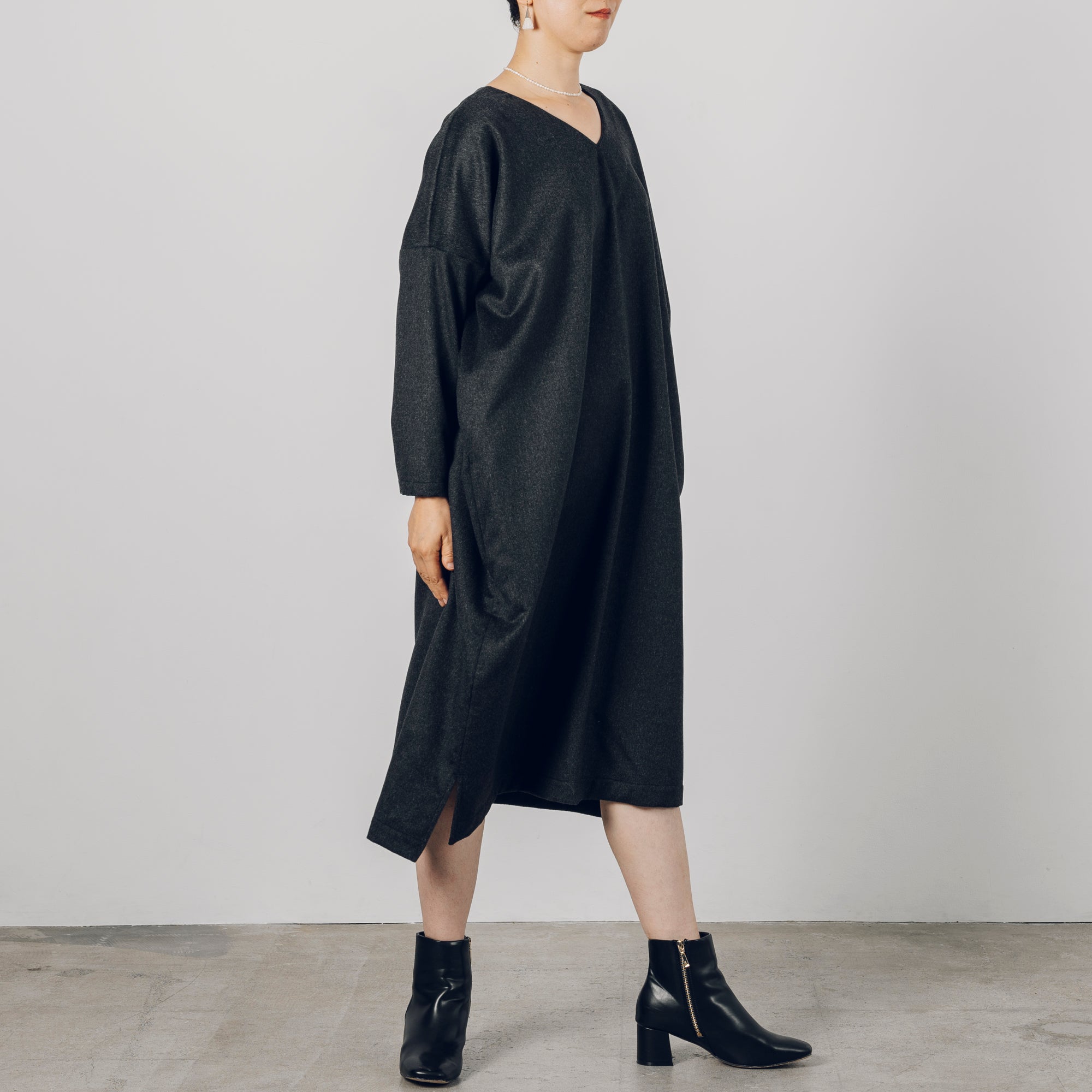 ［Vネックワイドワンピース］レスキューウールカシミヤ / チャコール