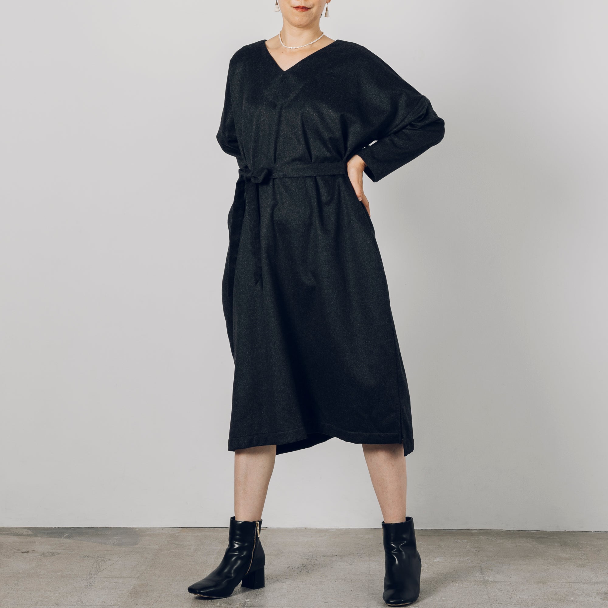 ［Vネックワイドワンピース］レスキューウールカシミヤ / チャコール