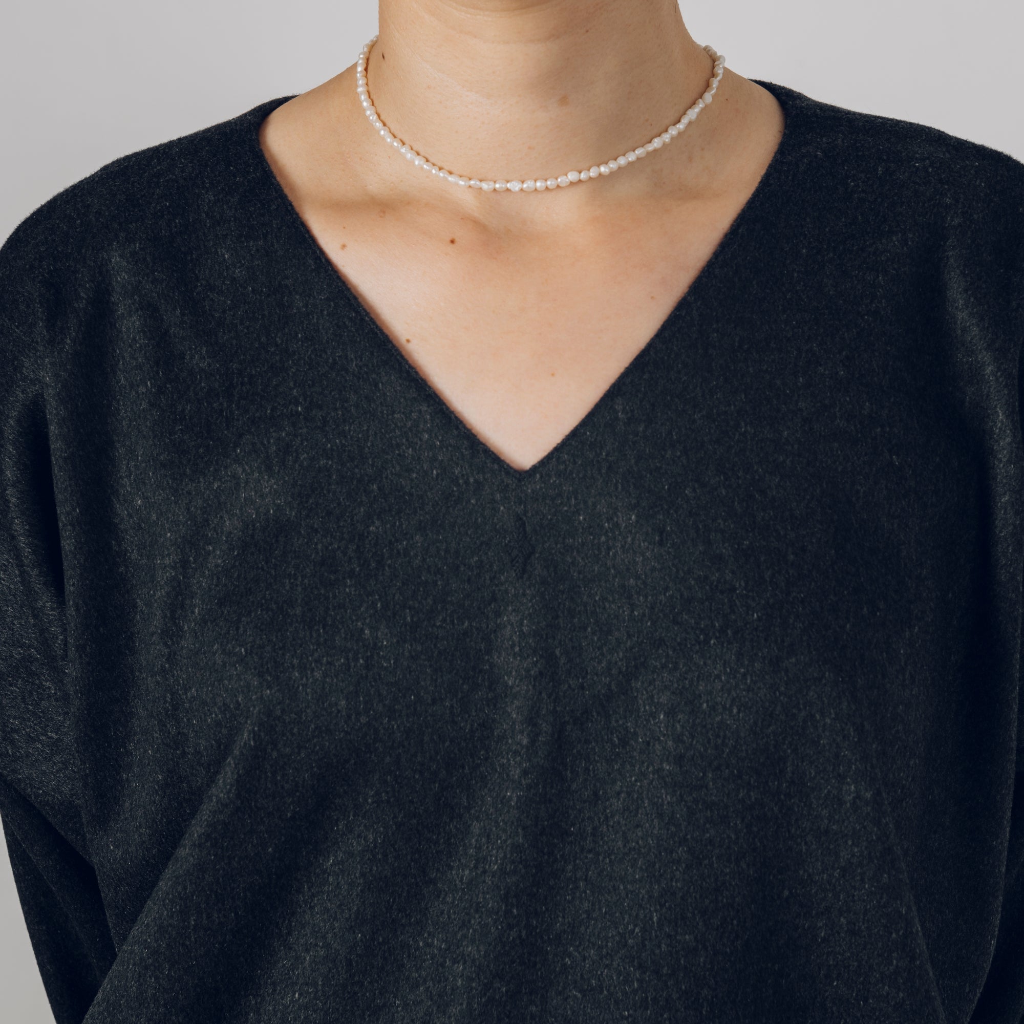 ［Vネックワイドワンピース］レスキューウールカシミヤ / チャコール