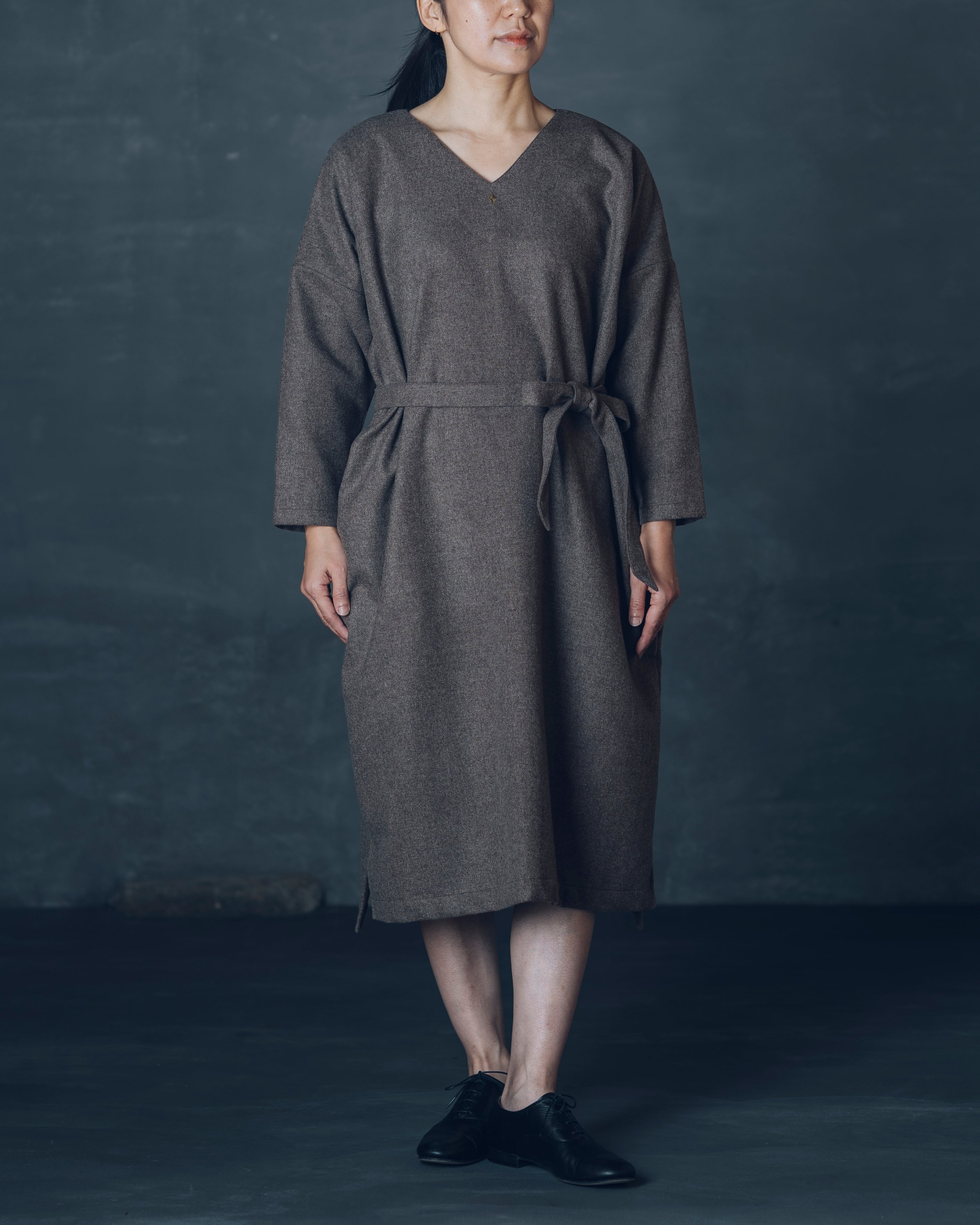 ［Vネックワイドワンピース］ブラックメリノウール /ブラウン