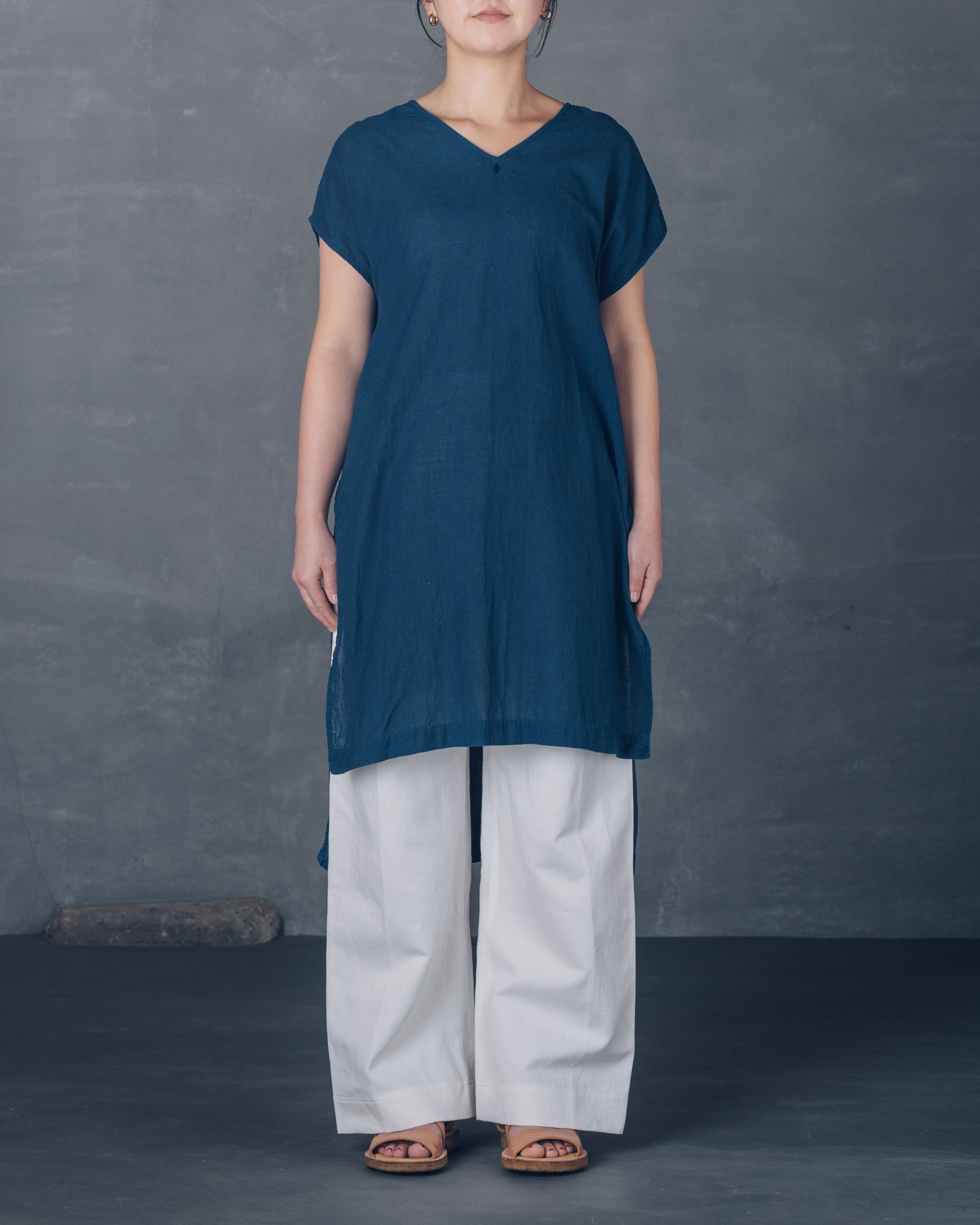 ［シャツ］Vネックチュニック/カディコットン/いとしろ藍