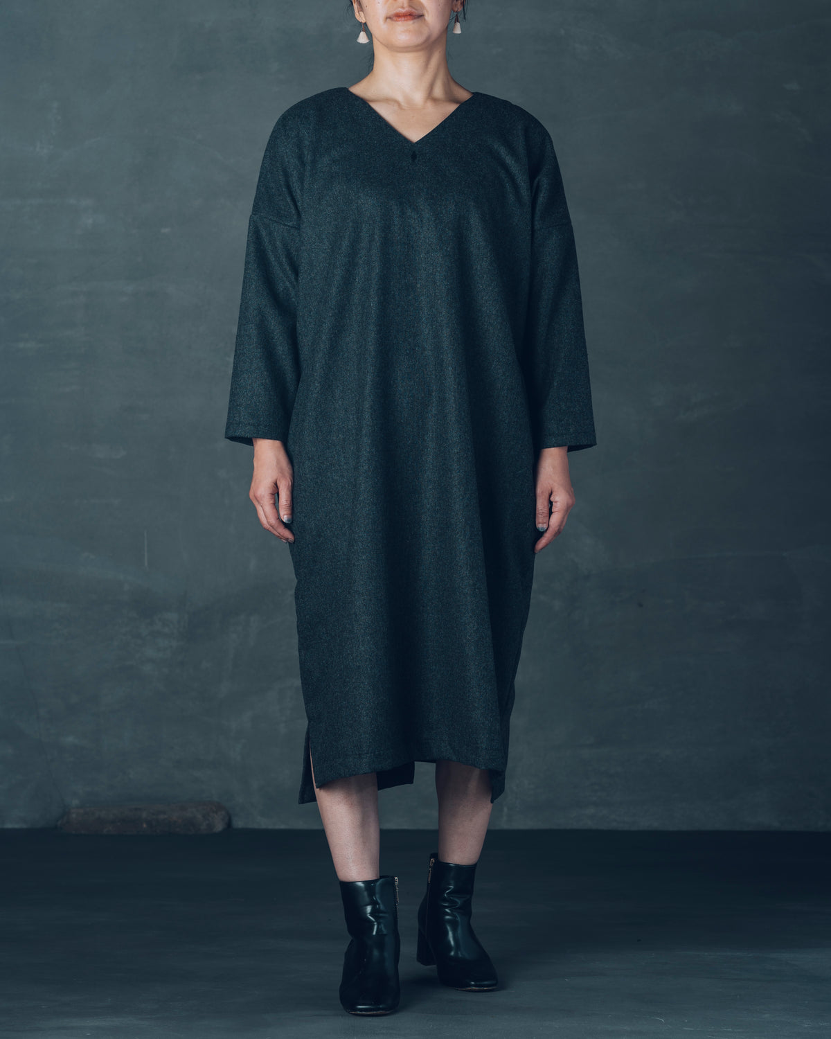[V-neck Wide Dress] Wool Flannel / Charcoal Gray