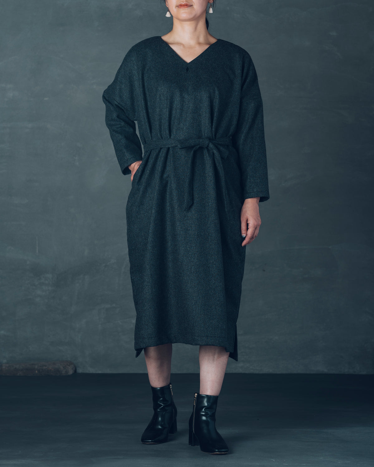 [V-neck Wide Dress] Wool Flannel / Charcoal Gray