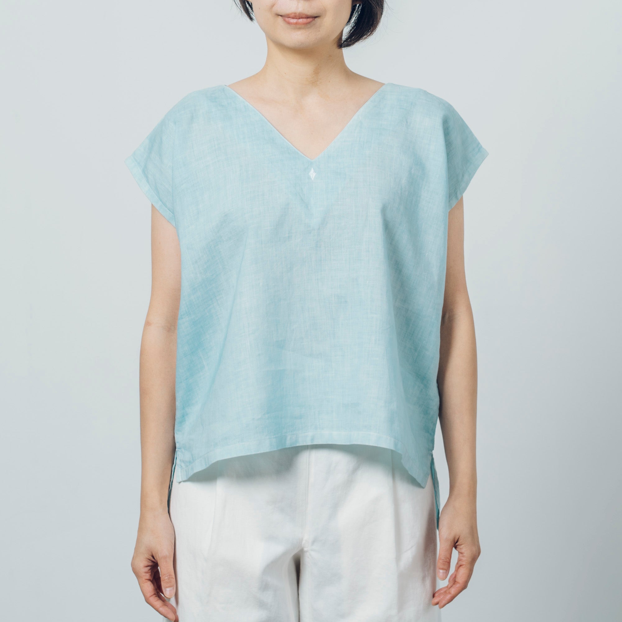 [Shirt] V-neck shirt/linen/sky blue