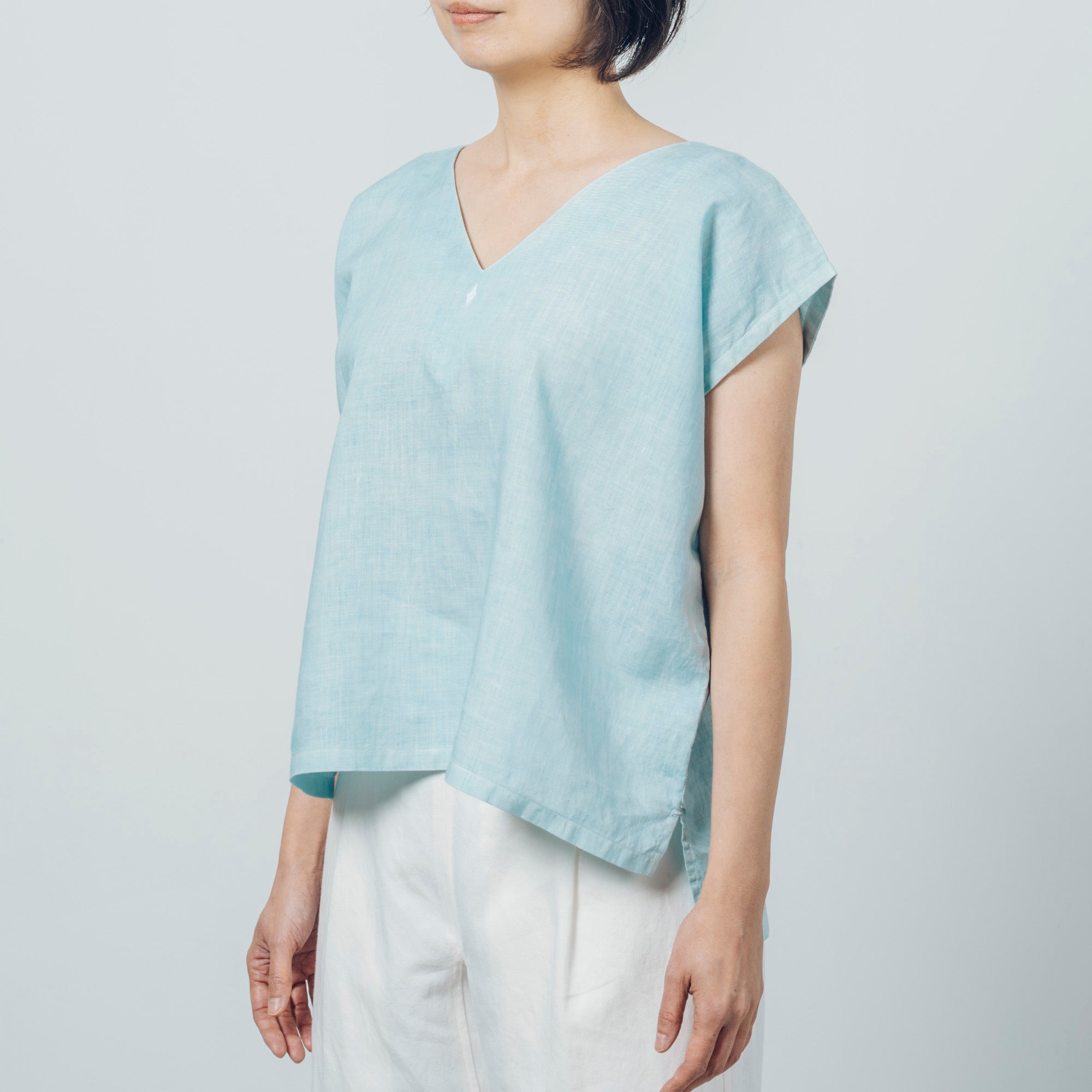 [Shirt] V-neck shirt/linen/sky blue