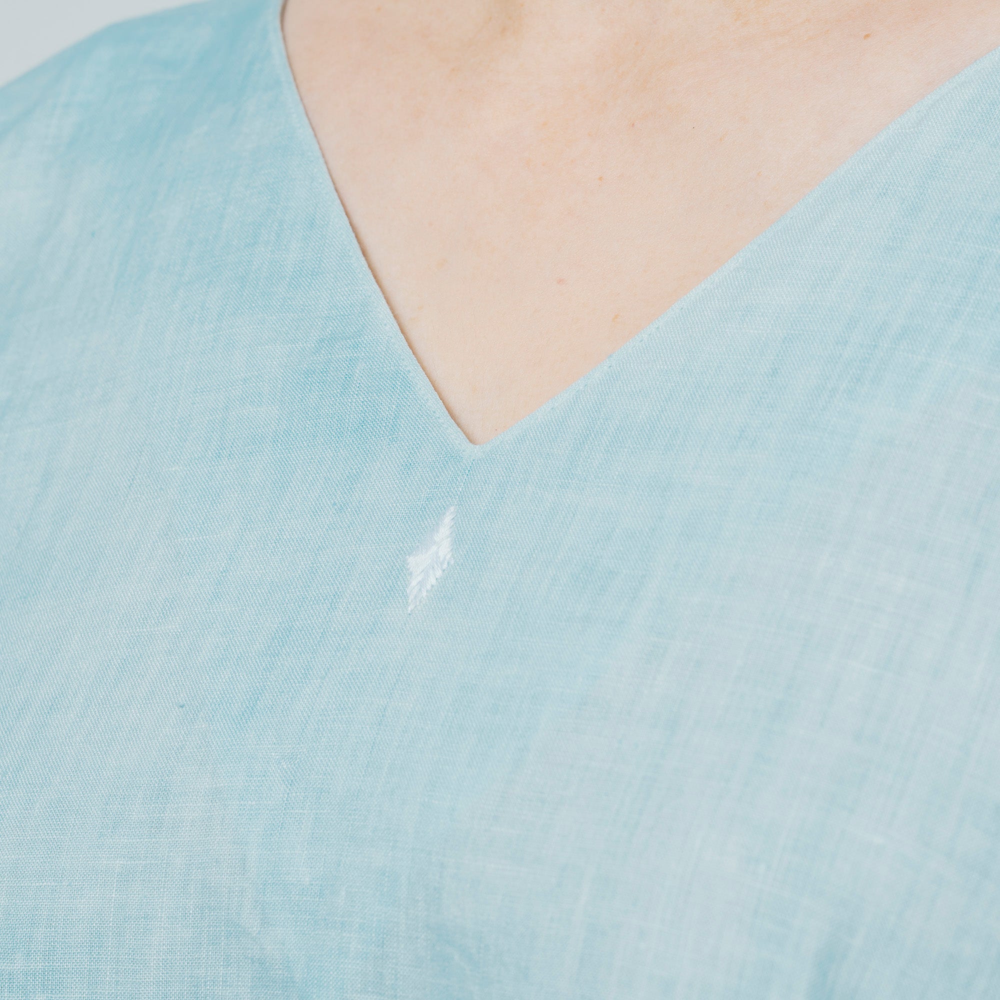 [Shirt] V-neck shirt/linen/sky blue